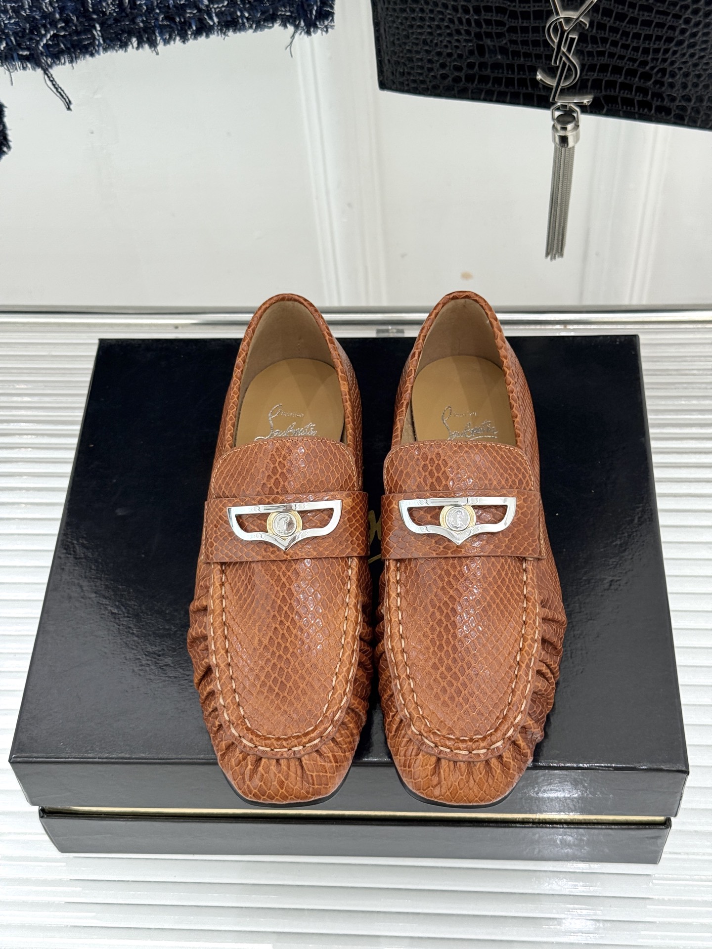 男码+20 ChristinLouboutin/CL26WF新品 复古褶皱英伦乐情侣款福鞋 金属扣自带奢牌锋芒 手工褶皱 男码+20 ChristinLouboutin/CL26WF新品 复古褶皱英伦乐情侣款福鞋 金属扣自带奢牌锋芒 手工褶皱