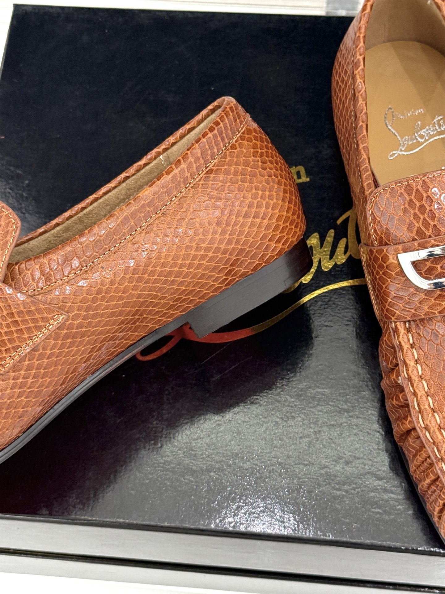 男码+20 ChristinLouboutin/CL26WF新品 复古褶皱英伦乐情侣款福鞋 金属扣自带奢牌锋芒 手工褶皱 男码+20 ChristinLouboutin/CL26WF新品 复古褶皱英伦乐情侣款福鞋 金属扣自带奢牌锋芒 手工褶皱