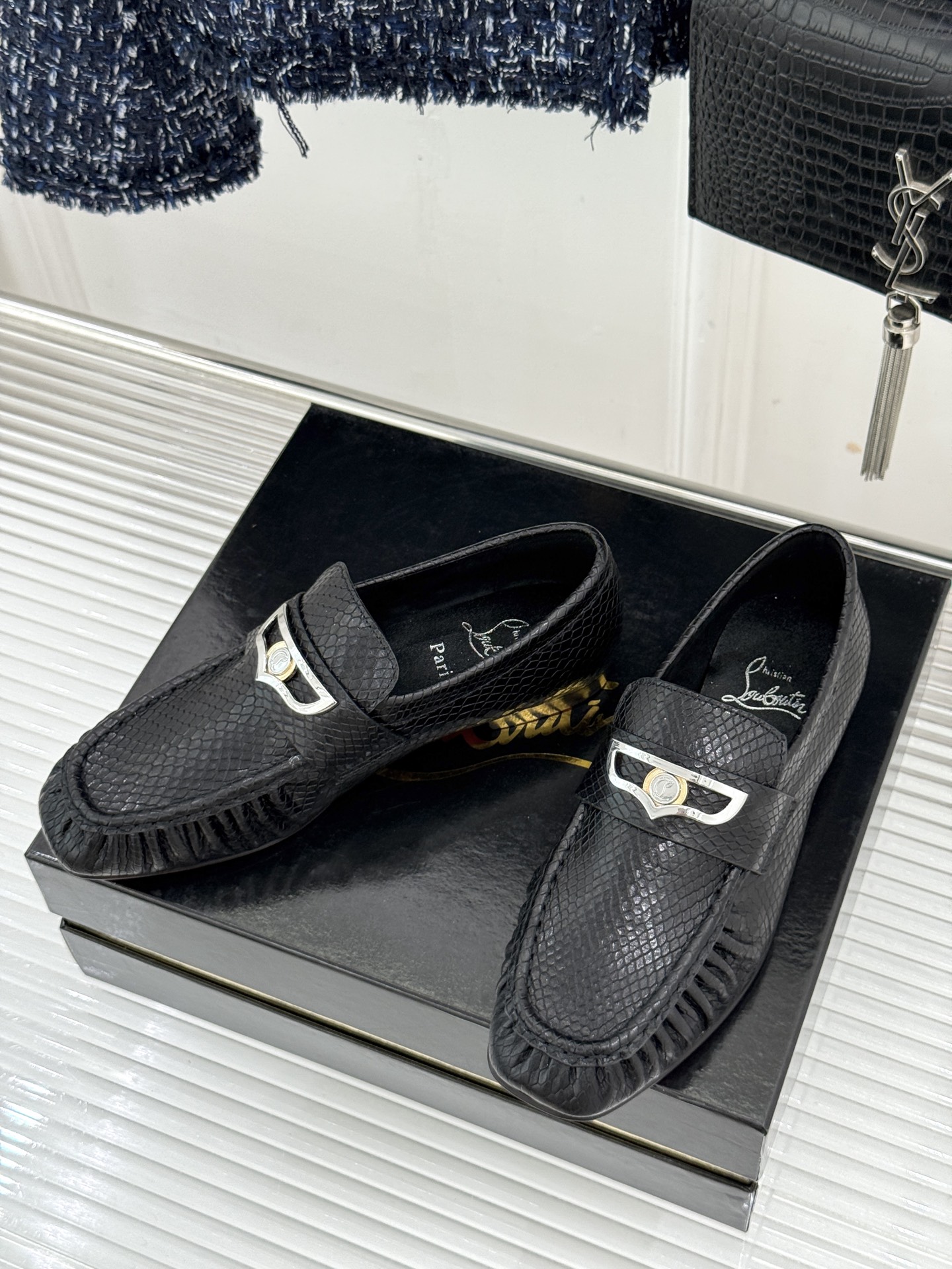 男码+20 ChristinLouboutin/CL26WF新品 复古褶皱英伦乐情侣款福鞋 金属扣自带奢牌锋芒 手工褶皱 男码+20 ChristinLouboutin/CL26WF新品 复古褶皱英伦乐情侣款福鞋 金属扣自带奢牌锋芒 手工褶皱