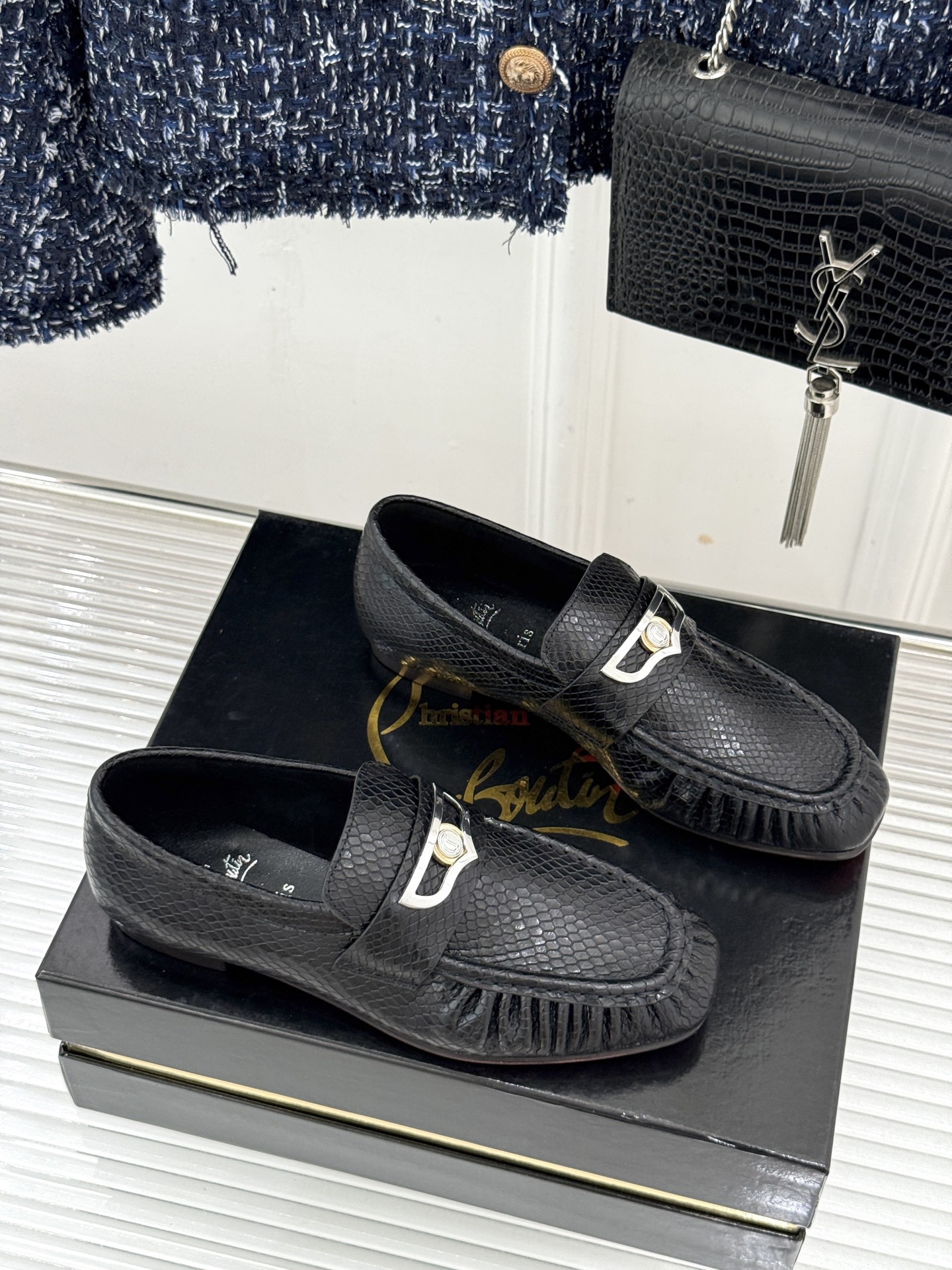 男码+20 ChristinLouboutin/CL26WF新品 复古褶皱英伦乐情侣款福鞋 金属扣自带奢牌锋芒 手工褶皱 男码+20 ChristinLouboutin/CL26WF新品 复古褶皱英伦乐情侣款福鞋 金属扣自带奢牌锋芒 手工褶皱