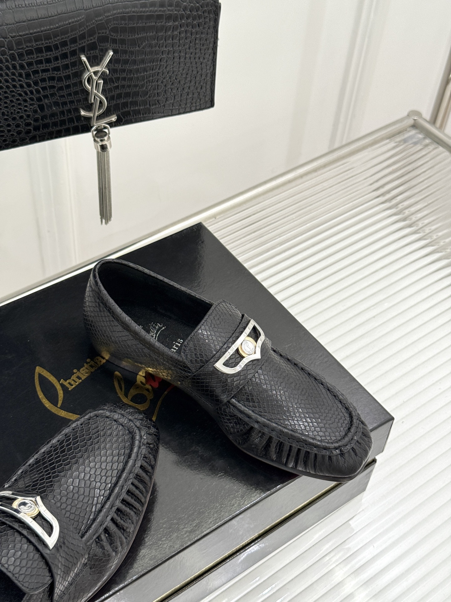 男码+20 ChristinLouboutin/CL26WF新品 复古褶皱英伦乐情侣款福鞋 金属扣自带奢牌锋芒 手工褶皱 男码+20 ChristinLouboutin/CL26WF新品 复古褶皱英伦乐情侣款福鞋 金属扣自带奢牌锋芒 手工褶皱