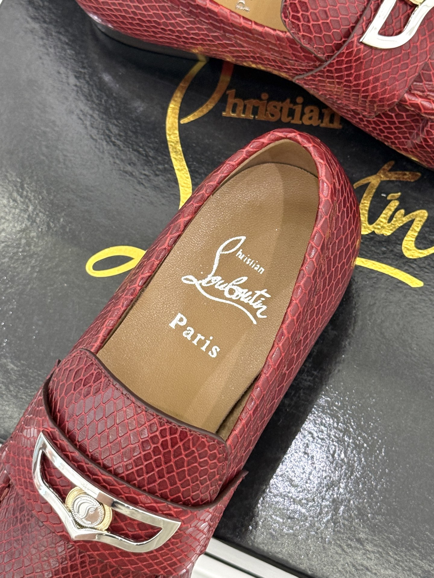 男码＋20 ChristinLouboutin/CL26WF新品 复古褶皱英伦乐情侣款福鞋 金属扣自带奢牌锋芒 手工褶皱