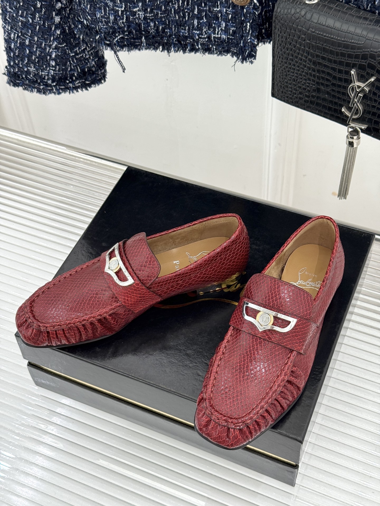 男码＋20 ChristinLouboutin/CL26WF新品 复古褶皱英伦乐情侣款福鞋 金属扣自带奢牌锋芒 手工褶皱