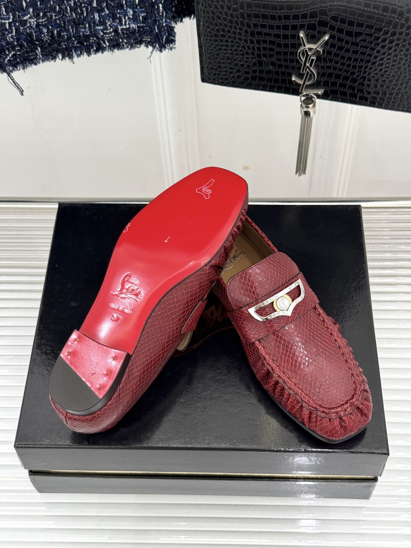男码＋20 ChristinLouboutin/CL26WF新品 复古褶皱英伦乐情侣款福鞋 金属扣自带奢牌锋芒 手工褶皱