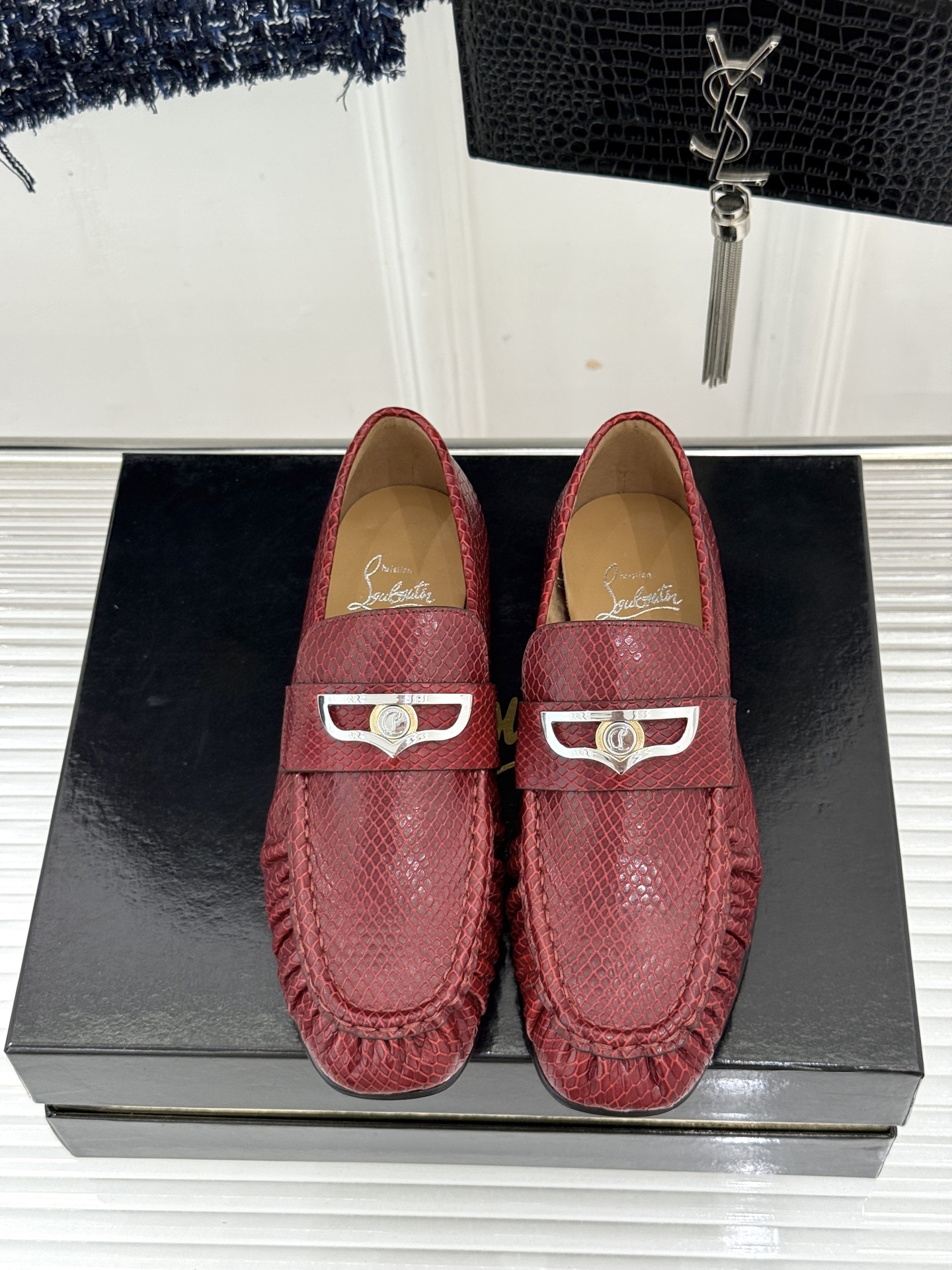 男码＋20 ChristinLouboutin/CL26WF新品 复古褶皱英伦乐情侣款福鞋 金属扣自带奢牌锋芒 手工褶皱