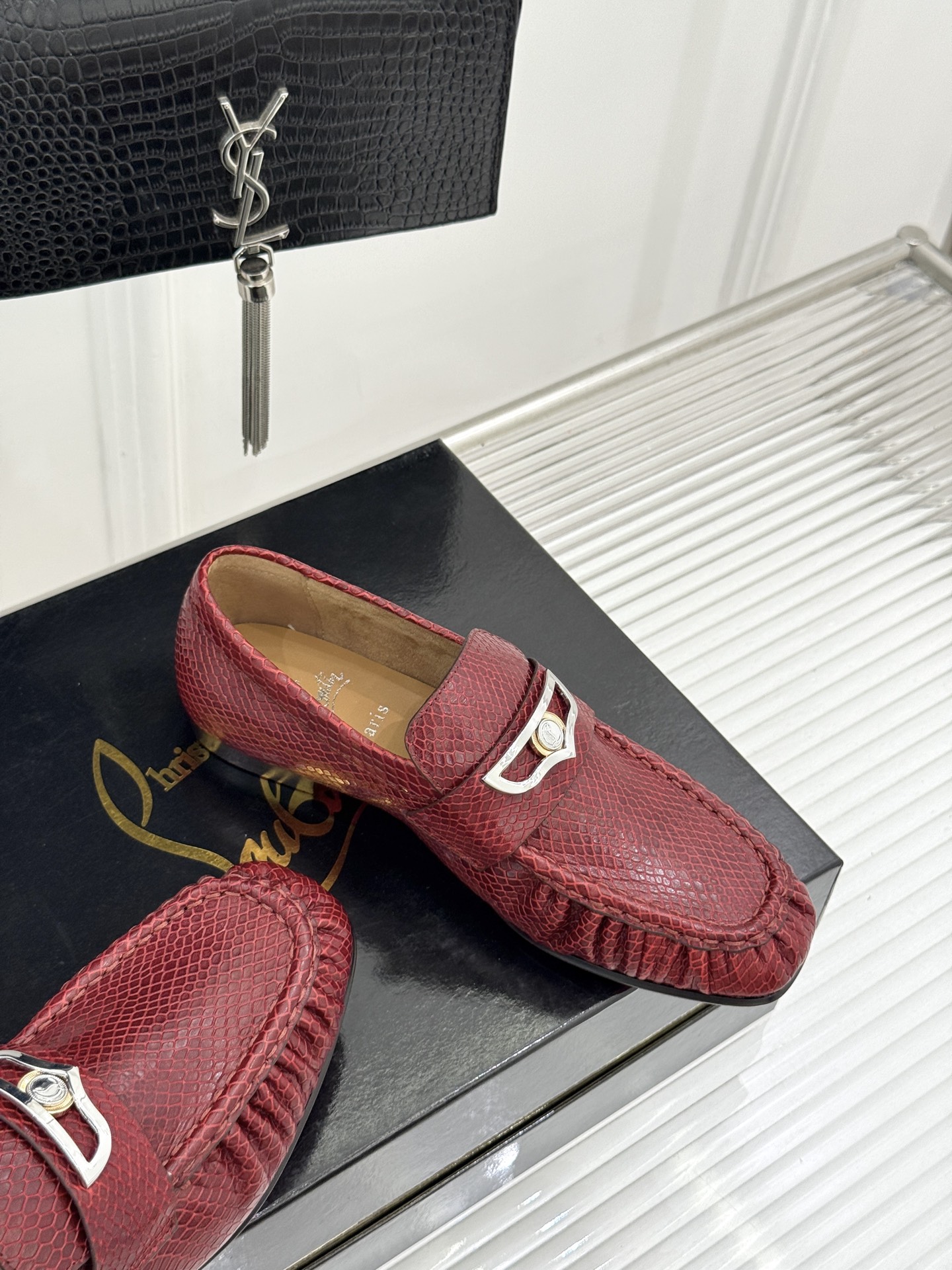 男码＋20 ChristinLouboutin/CL26WF新品 复古褶皱英伦乐情侣款福鞋 金属扣自带奢牌锋芒 手工褶皱