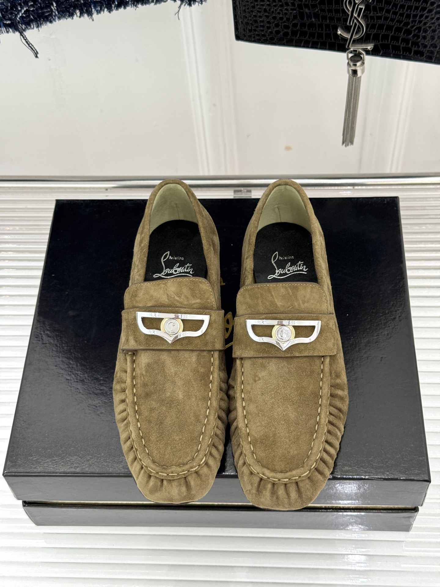 男码＋20 ChristinLouboutin/CL26WF新品 复古褶皱英伦乐情侣款福鞋 金属扣自带奢牌锋芒 手工褶皱