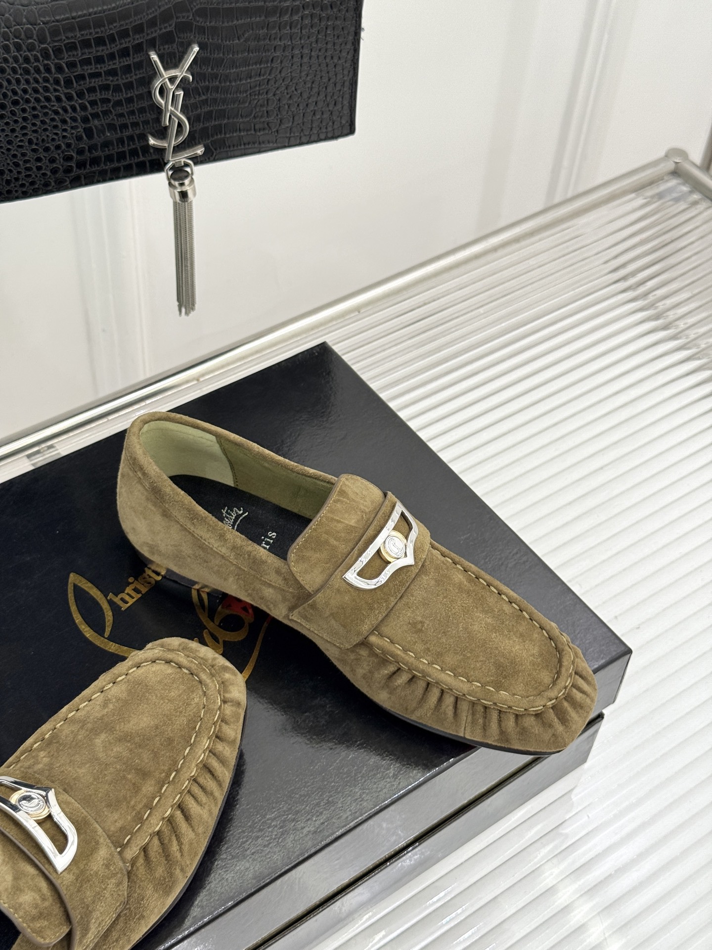 男码＋20 ChristinLouboutin/CL26WF新品 复古褶皱英伦乐情侣款福鞋 金属扣自带奢牌锋芒 手工褶皱