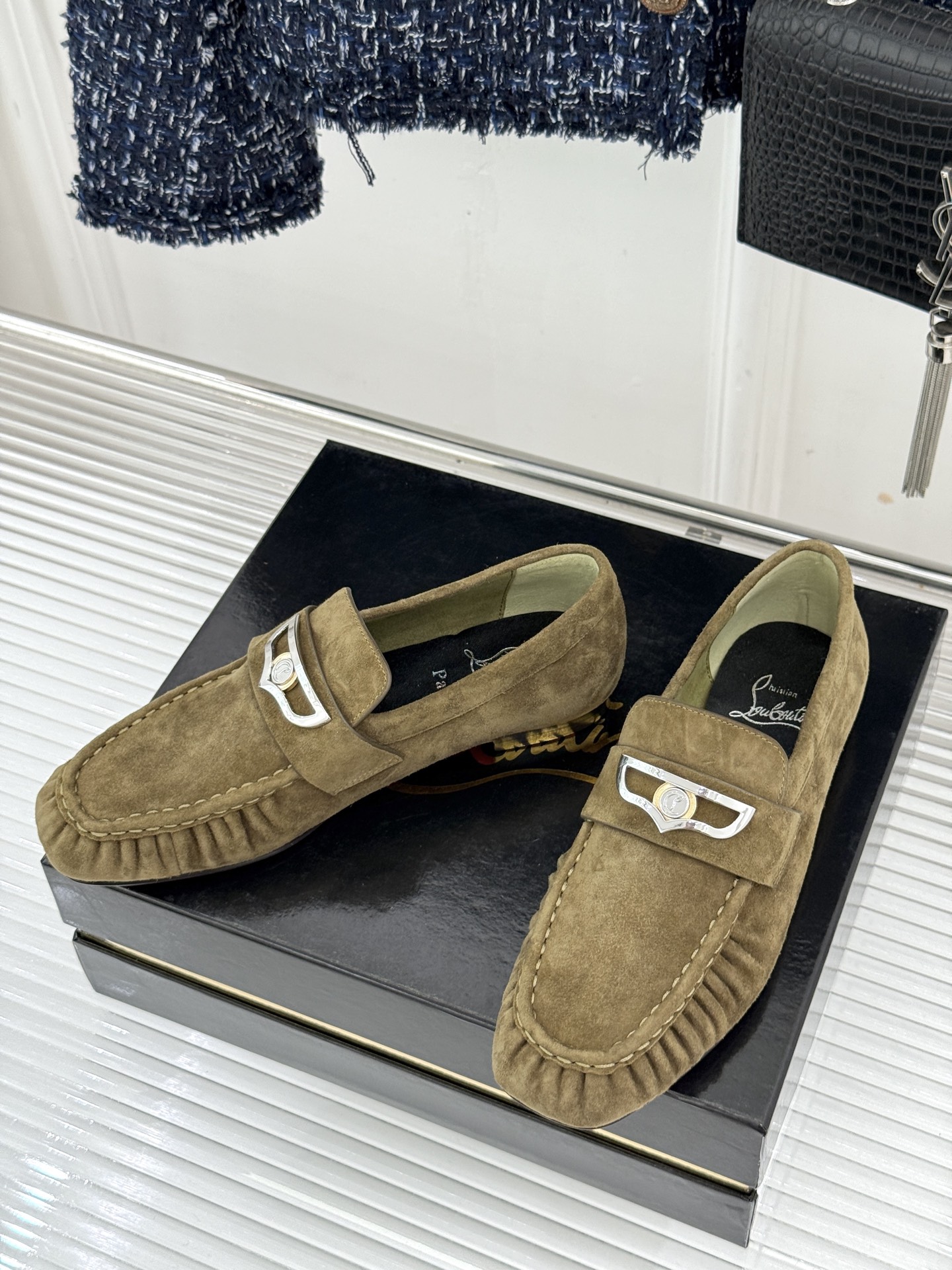 男码＋20 ChristinLouboutin/CL26WF新品 复古褶皱英伦乐情侣款福鞋 金属扣自带奢牌锋芒 手工褶皱