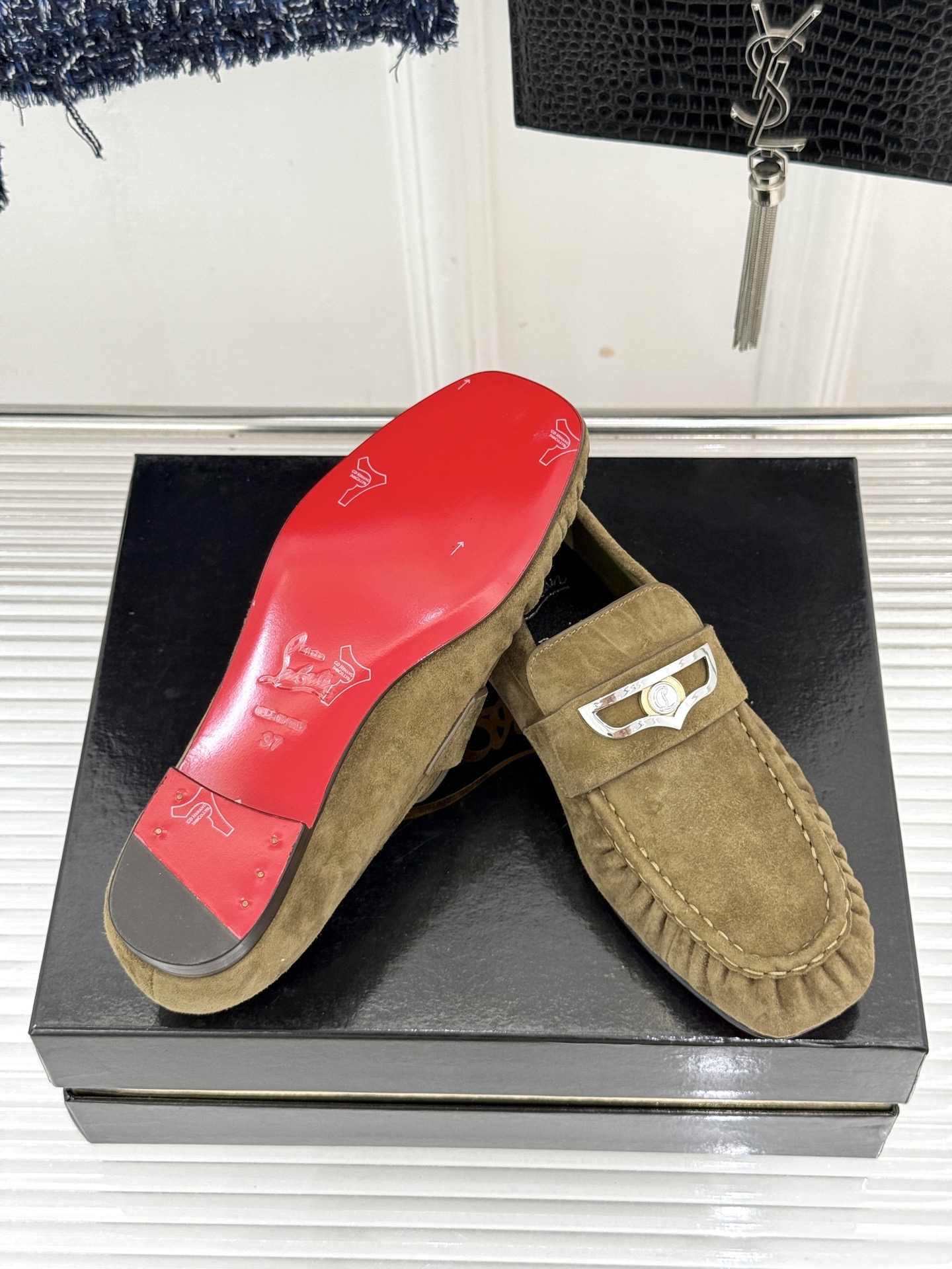 男码＋20 ChristinLouboutin/CL26WF新品 复古褶皱英伦乐情侣款福鞋 金属扣自带奢牌锋芒 手工褶皱
