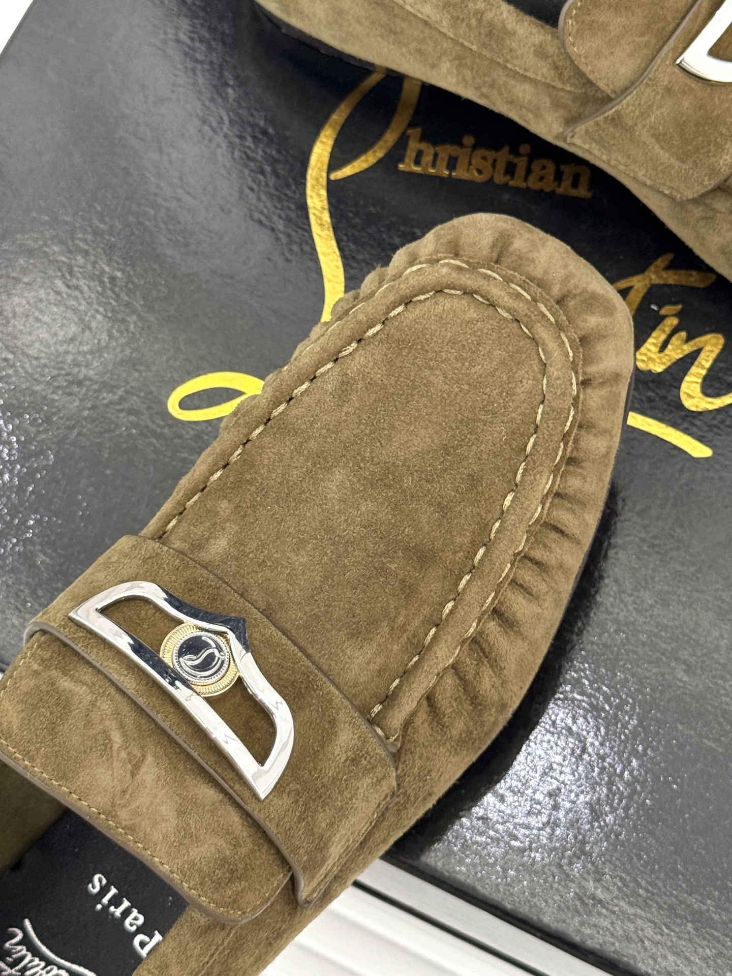 男码＋20 ChristinLouboutin/CL26WF新品 复古褶皱英伦乐情侣款福鞋 金属扣自带奢牌锋芒 手工褶皱