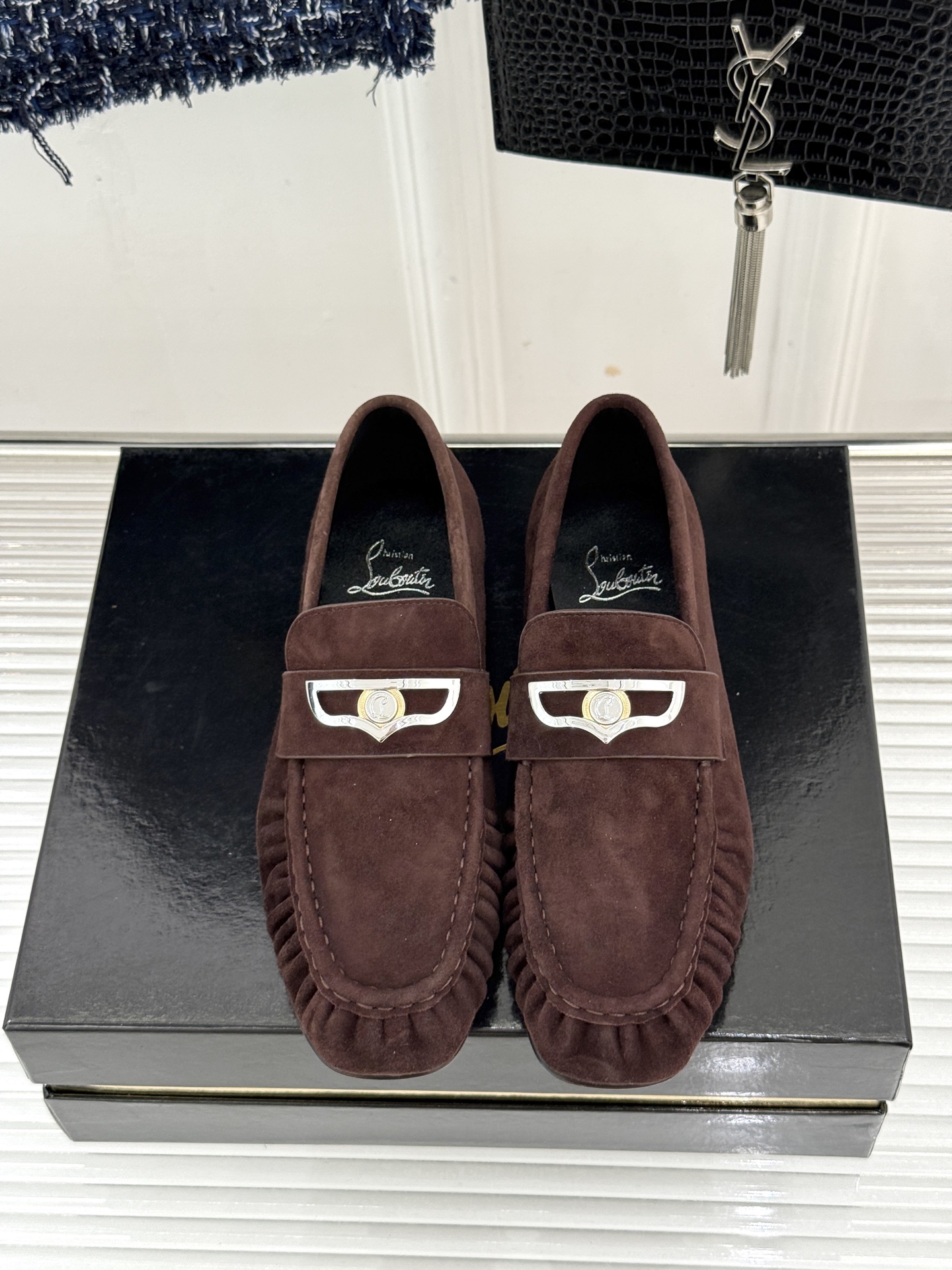 男码+20 ChristinLouboutin/CL26WF新品 复古褶皱英伦乐情侣款福鞋 金属扣自带奢牌锋芒 手工褶皱 男码+20 ChristinLouboutin/CL26WF新品 复古褶皱英伦乐情侣款福鞋 金属扣自带奢牌锋芒 手工褶皱