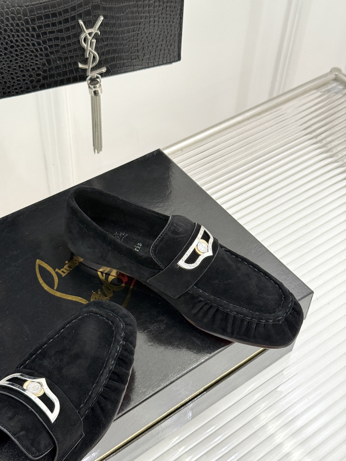 男码+20 ChristinLouboutin/CL26WF新品 复古褶皱英伦乐情侣款福鞋 金属扣自带奢牌锋芒 手工褶皱 男码+20 ChristinLouboutin/CL26WF新品 复古褶皱英伦乐情侣款福鞋 金属扣自带奢牌锋芒 手工褶皱