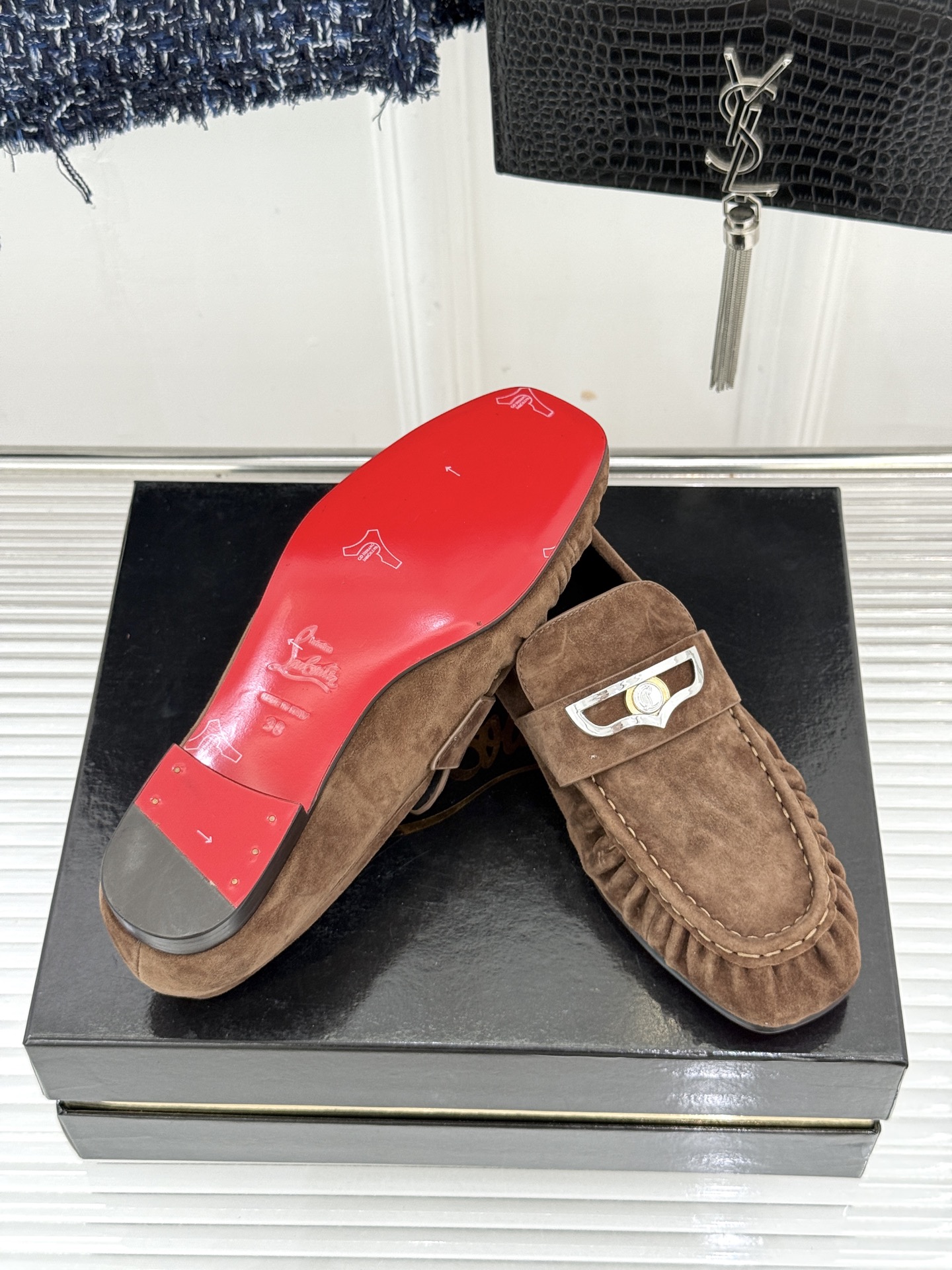 男码＋20 ChristinLouboutin/CL26WF新品 复古褶皱英伦乐情侣款福鞋 金属扣自带奢牌锋芒 手工褶皱