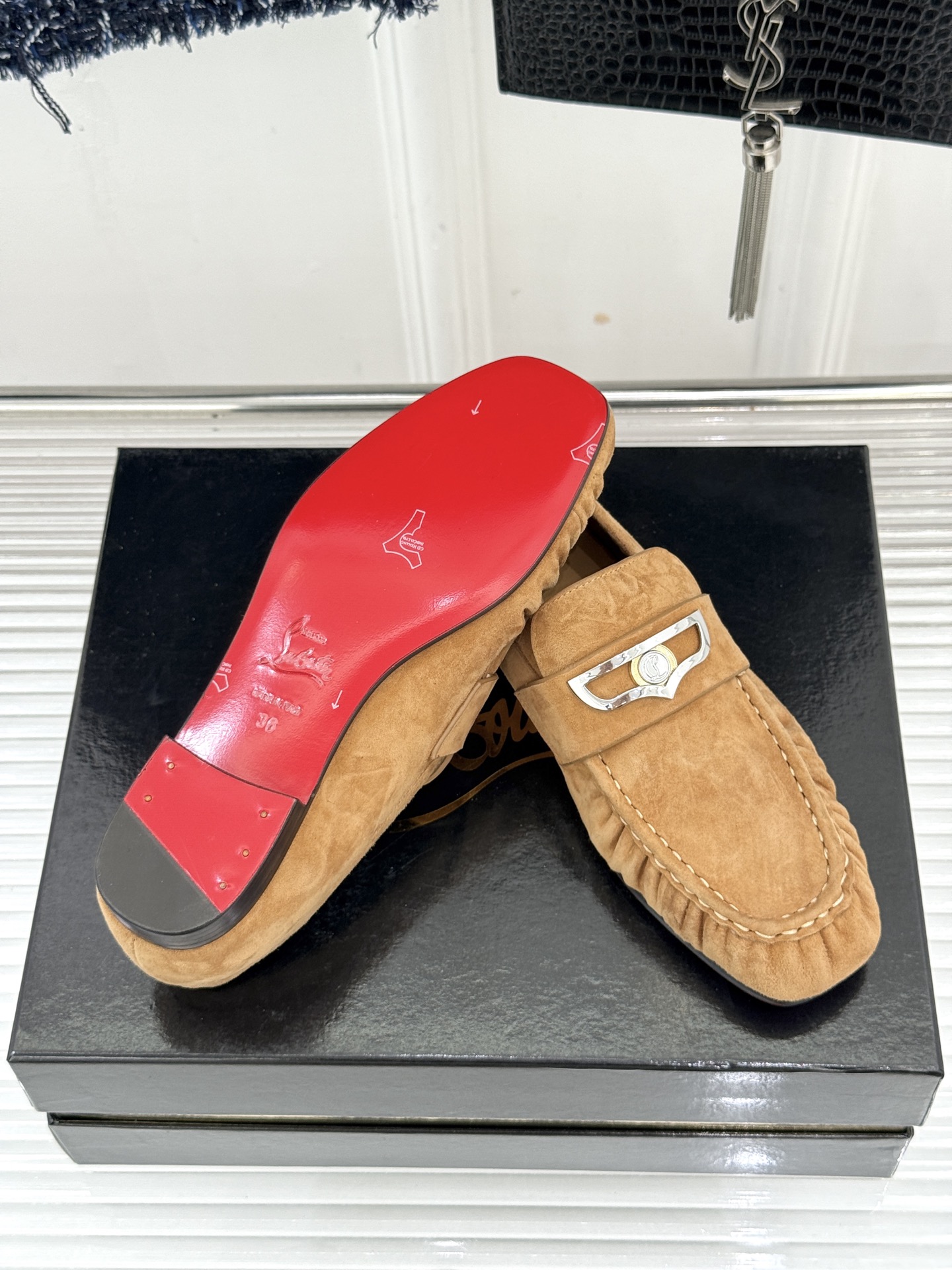 男码＋20 ChristinLouboutin/CL26WF新品 复古褶皱英伦乐情侣款福鞋 金属扣自带奢牌锋芒 手工褶皱