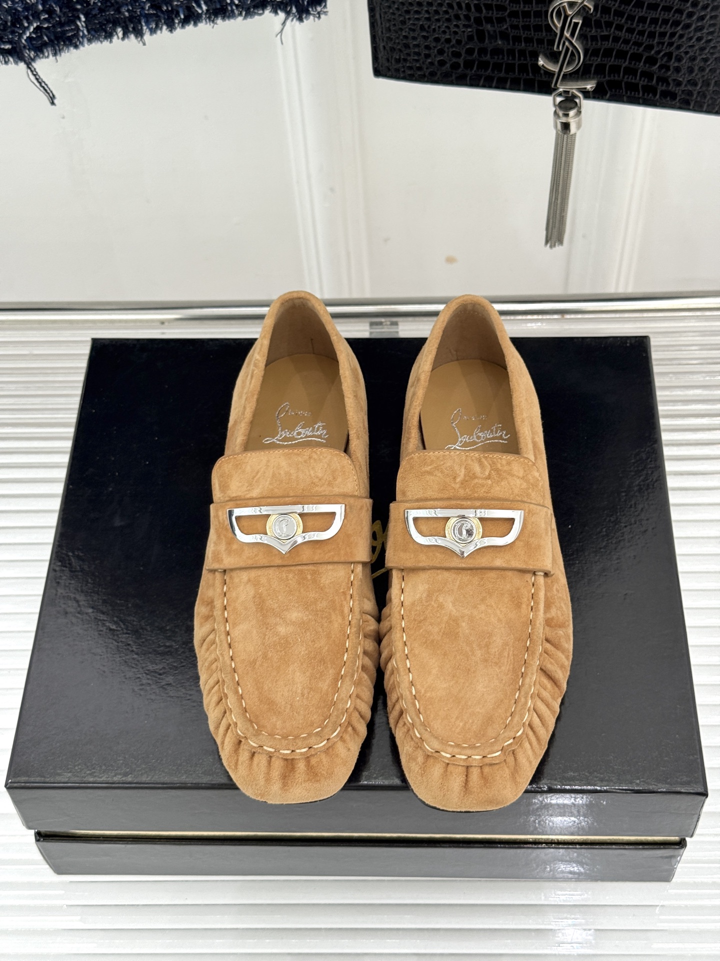 男码＋20 ChristinLouboutin/CL26WF新品 复古褶皱英伦乐情侣款福鞋 金属扣自带奢牌锋芒 手工褶皱