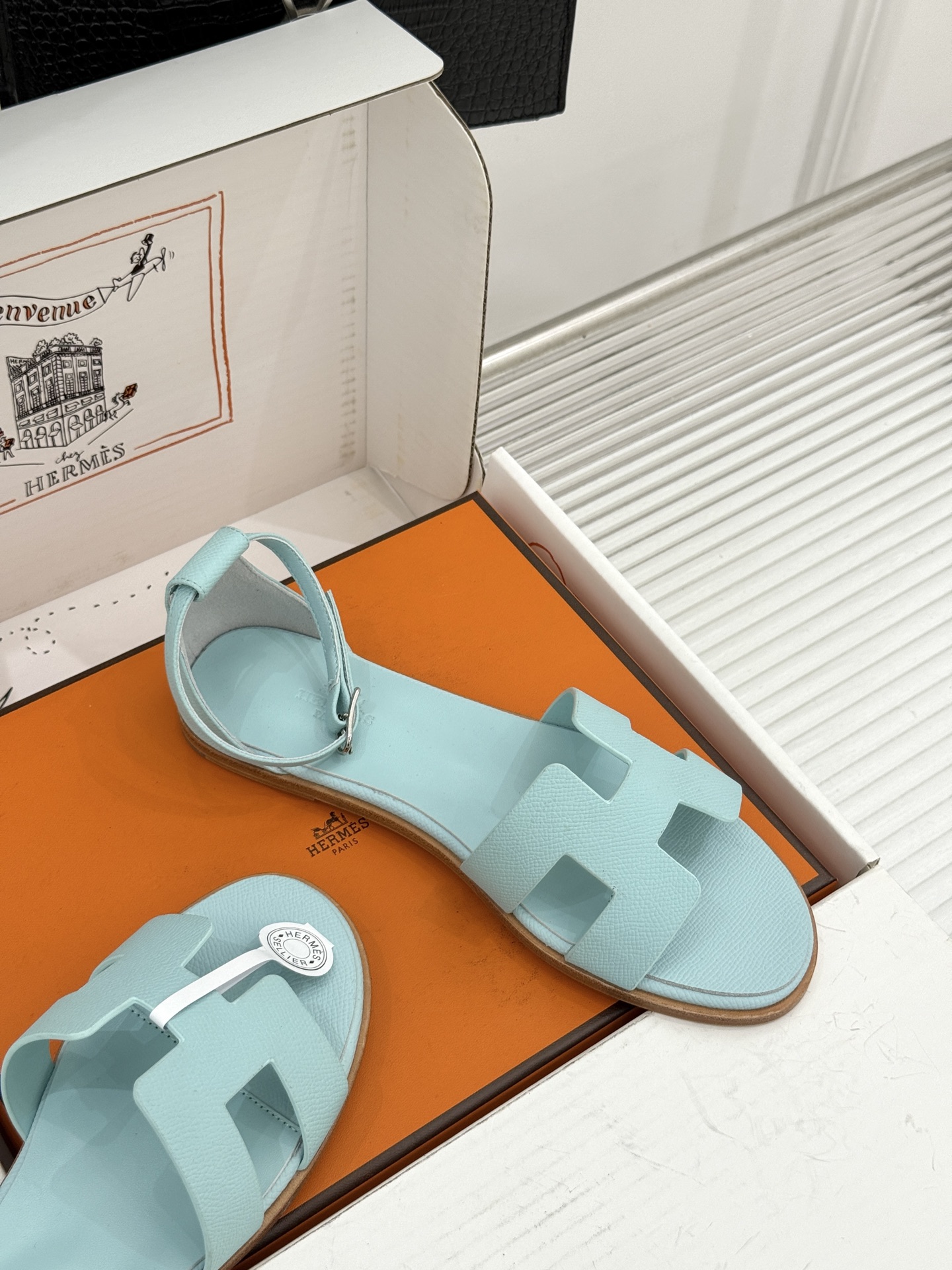 (配原版飞机盒) Hermès/爱马仕经典H型 平底凉鞋 标志性的“H”元素 以剪裁呈现 Epsom牛皮细腻又挺括 平 (配原版飞机盒) Hermès/爱马仕经典H型 平底凉鞋 标志性的“H”元素 以剪裁呈现 Epsom牛皮细腻又挺括 平