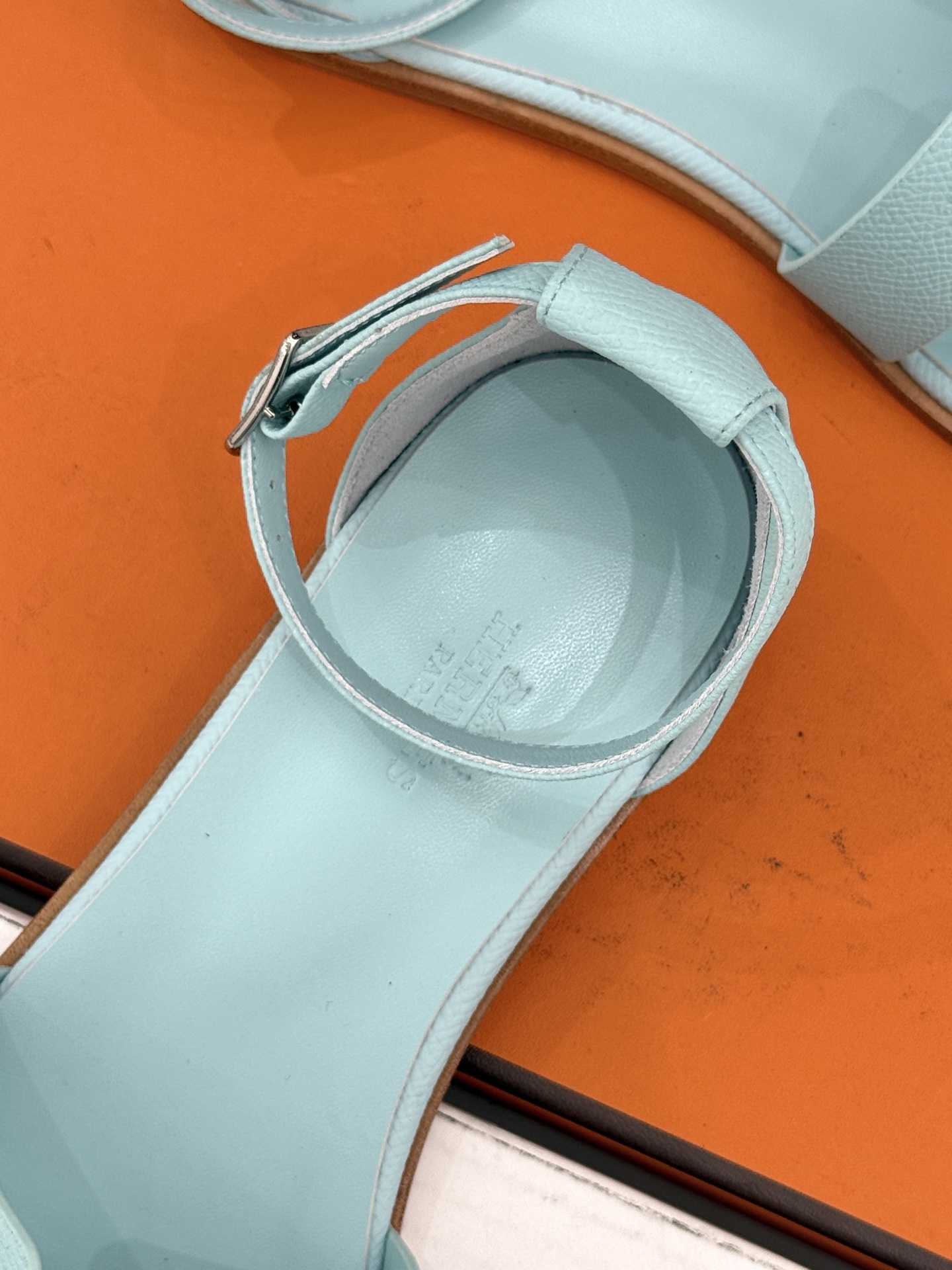(配原版飞机盒) Hermès/爱马仕经典H型 平底凉鞋 标志性的“H”元素 以剪裁呈现 Epsom牛皮细腻又挺括 平 (配原版飞机盒) Hermès/爱马仕经典H型 平底凉鞋 标志性的“H”元素 以剪裁呈现 Epsom牛皮细腻又挺括 平