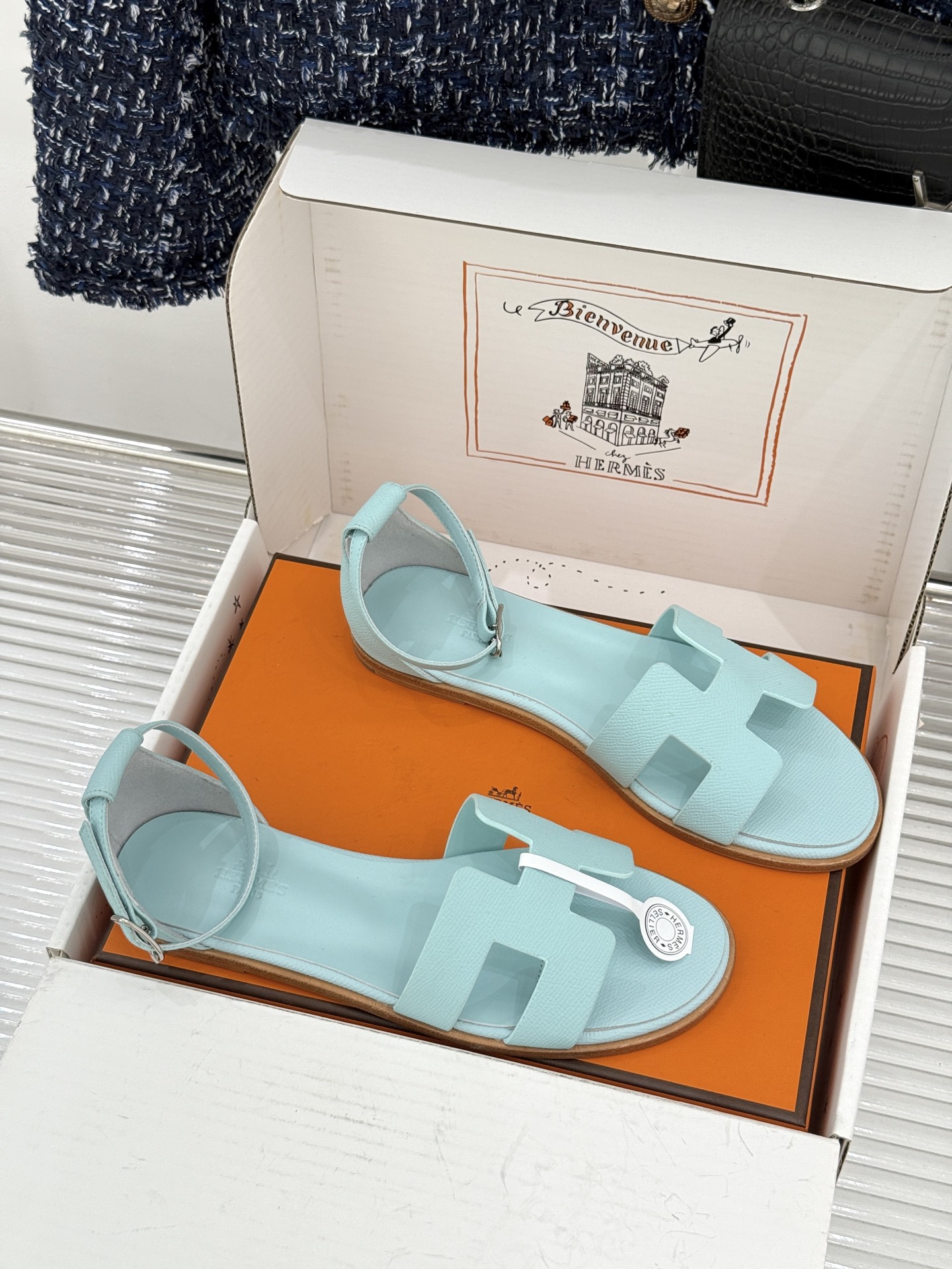 (配原版飞机盒) Hermès/爱马仕经典H型 平底凉鞋 标志性的“H”元素 以剪裁呈现 Epsom牛皮细腻又挺括 平 (配原版飞机盒) Hermès/爱马仕经典H型 平底凉鞋 标志性的“H”元素 以剪裁呈现 Epsom牛皮细腻又挺括 平