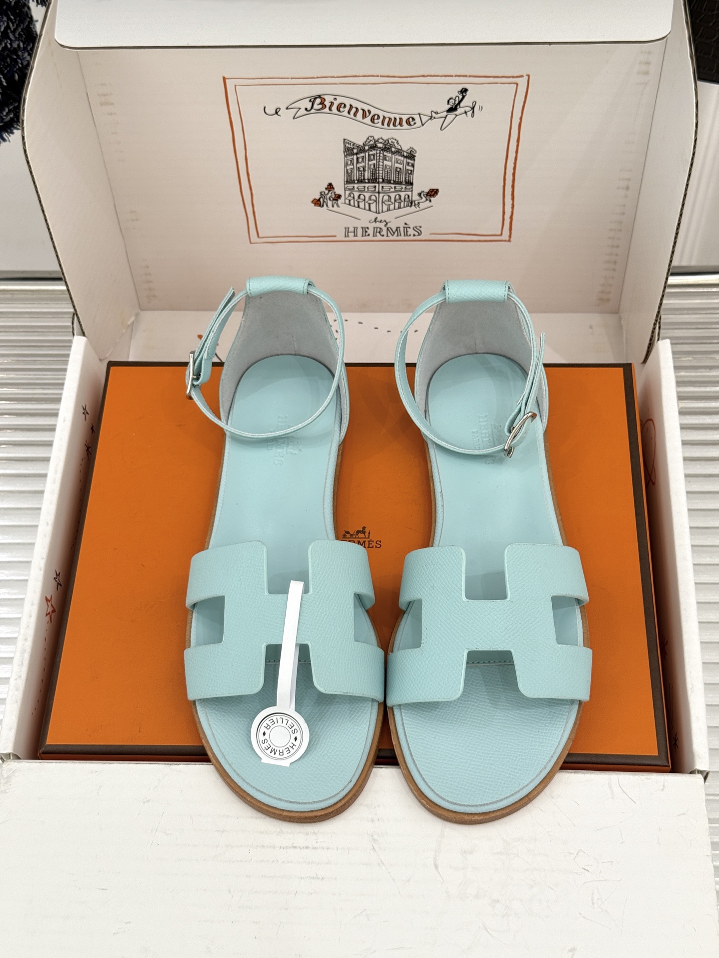 (配原版飞机盒) Hermès/爱马仕经典H型 平底凉鞋 标志性的“H”元素 以剪裁呈现 Epsom牛皮细腻又挺括 平 (配原版飞机盒) Hermès/爱马仕经典H型 平底凉鞋 标志性的“H”元素 以剪裁呈现 Epsom牛皮细腻又挺括 平