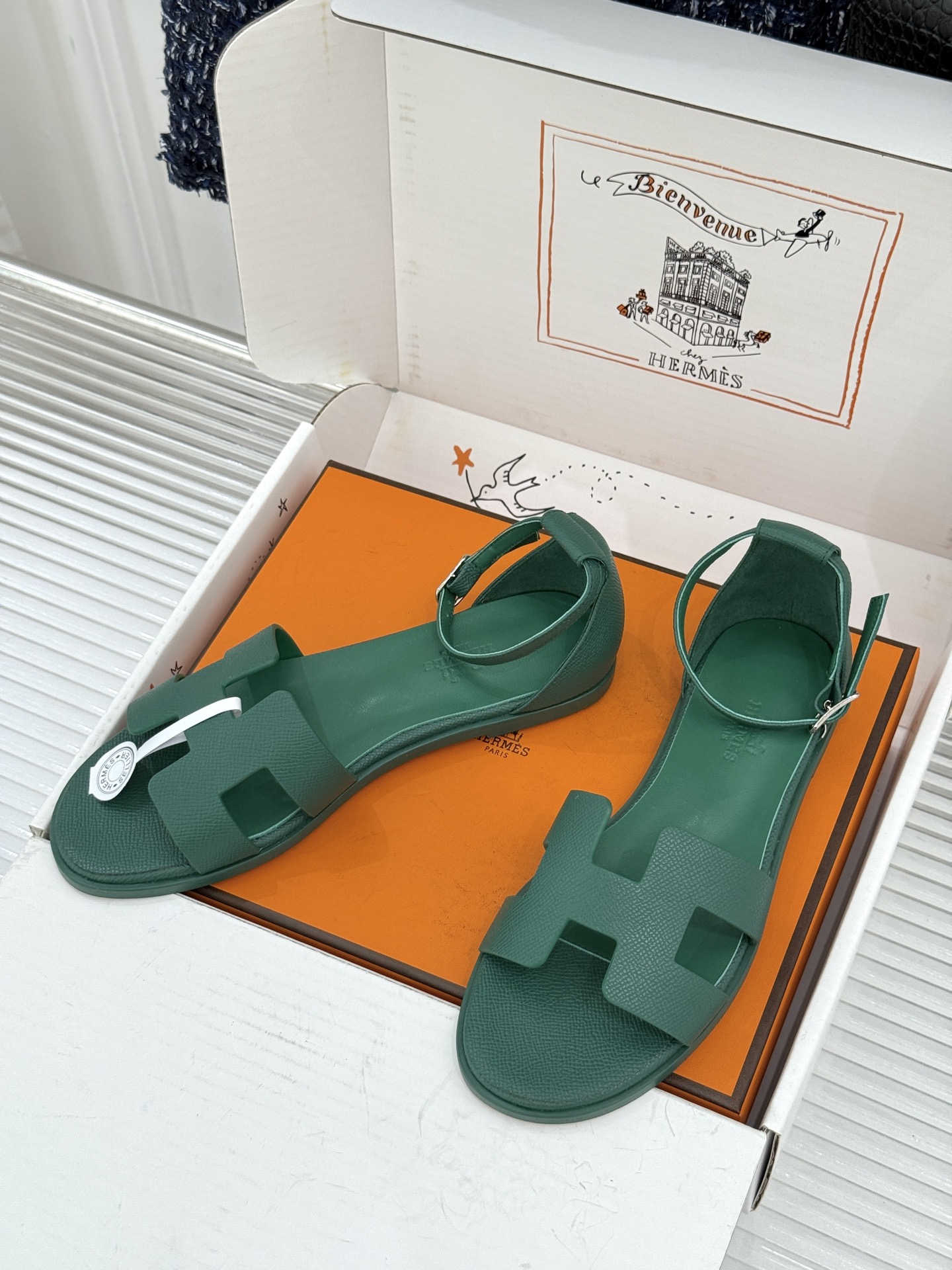 (配原版飞机盒) Hermès/爱马仕经典H型 平底凉鞋 标志性的“H”元素 以剪裁呈现 Epsom牛皮细腻又挺括 平 (配原版飞机盒) Hermès/爱马仕经典H型 平底凉鞋 标志性的“H”元素 以剪裁呈现 Epsom牛皮细腻又挺括 平