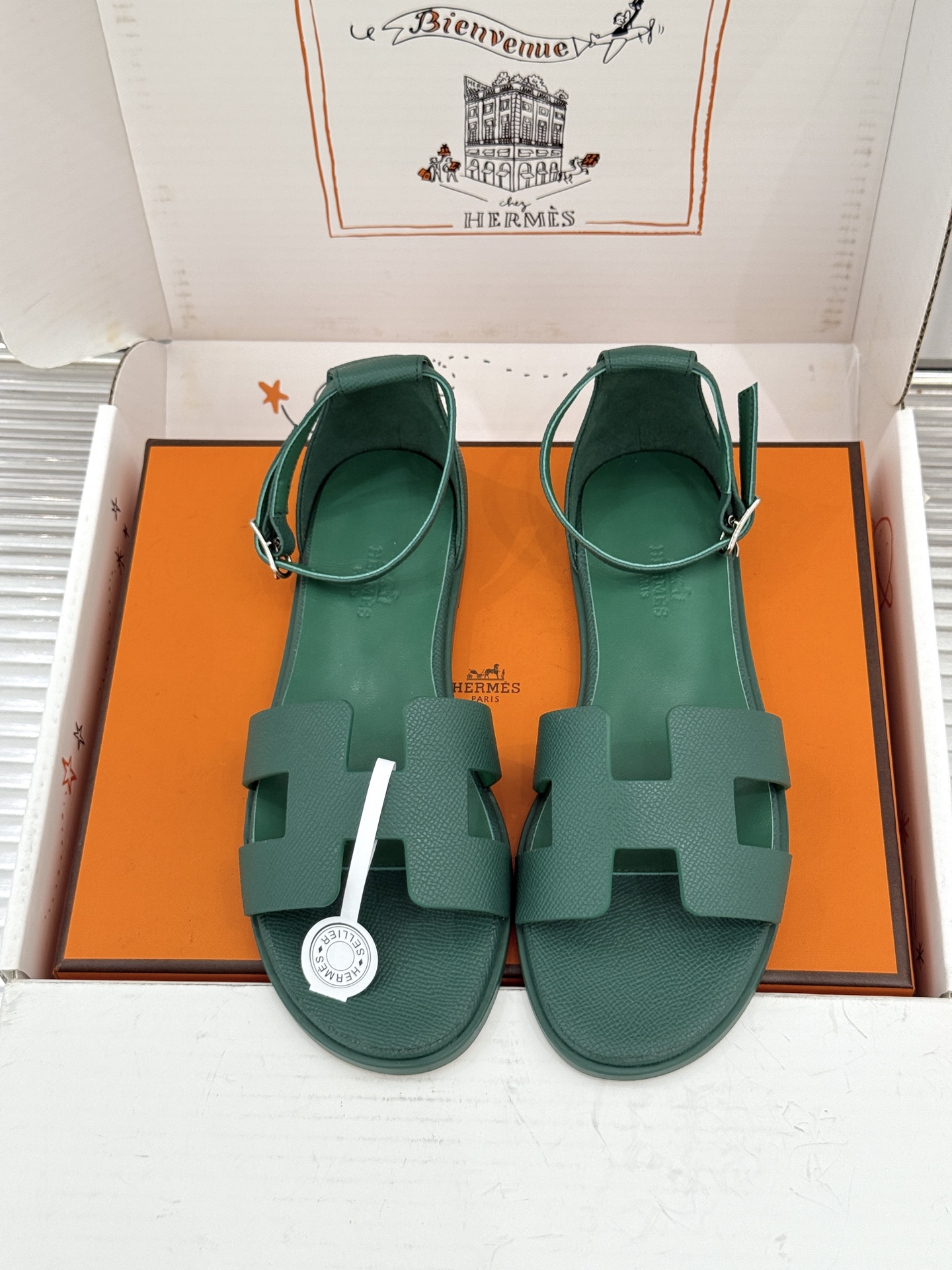 (配原版飞机盒) Hermès/爱马仕经典H型 平底凉鞋 标志性的“H”元素 以剪裁呈现 Epsom牛皮细腻又挺括 平 (配原版飞机盒) Hermès/爱马仕经典H型 平底凉鞋 标志性的“H”元素 以剪裁呈现 Epsom牛皮细腻又挺括 平