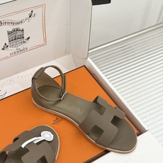 (配原版飞机盒) Hermès/爱马仕经典H型 平底凉鞋 标志性的“H”元素 以剪裁呈现 Epsom牛皮细腻又挺括 平 (配原版飞机盒) Hermès/爱马仕经典H型 平底凉鞋 标志性的“H”元素 以剪裁呈现 Epsom牛皮细腻又挺括 平