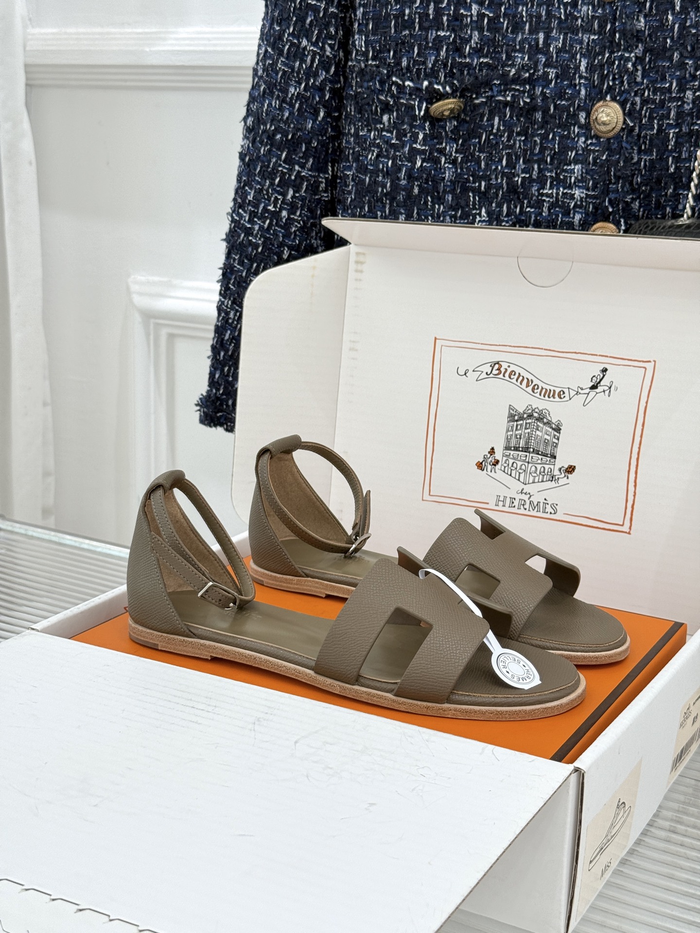 (配原版飞机盒) Hermès/爱马仕经典H型 平底凉鞋 标志性的“H”元素 以剪裁呈现 Epsom牛皮细腻又挺括 平 (配原版飞机盒) Hermès/爱马仕经典H型 平底凉鞋 标志性的“H”元素 以剪裁呈现 Epsom牛皮细腻又挺括 平