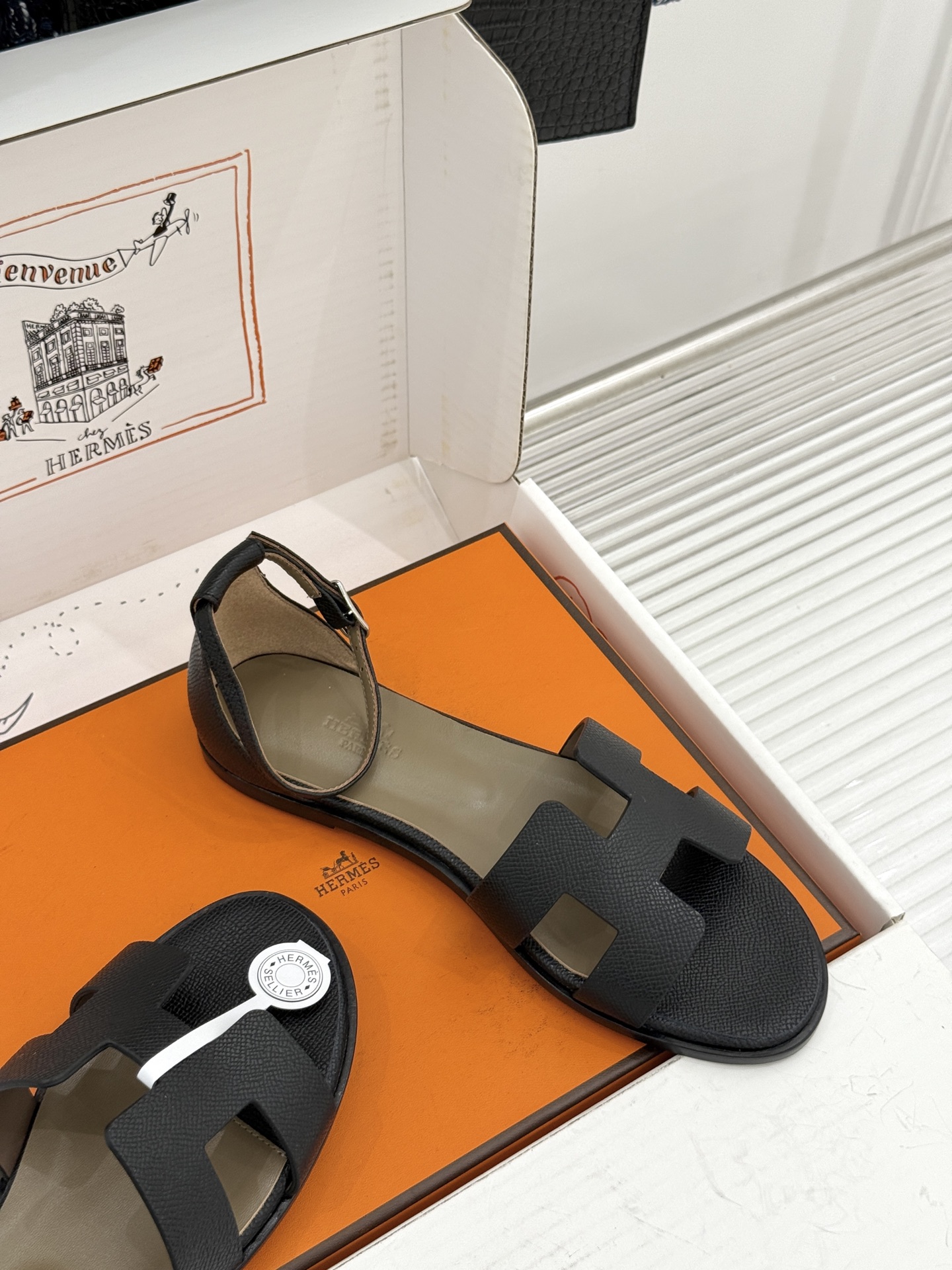 (配原版飞机盒) Hermès/爱马仕经典H型 平底凉鞋 标志性的“H”元素 以剪裁呈现 Epsom牛皮细腻又挺括 平 (配原版飞机盒) Hermès/爱马仕经典H型 平底凉鞋 标志性的“H”元素 以剪裁呈现 Epsom牛皮细腻又挺括 平