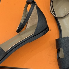 (配原版飞机盒) Hermès/爱马仕经典H型 平底凉鞋 标志性的“H”元素 以剪裁呈现 Epsom牛皮细腻又挺括 平 (配原版飞机盒) Hermès/爱马仕经典H型 平底凉鞋 标志性的“H”元素 以剪裁呈现 Epsom牛皮细腻又挺括 平