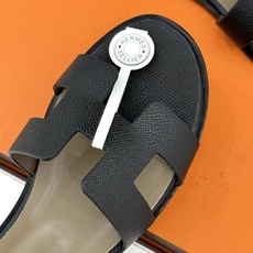 (配原版飞机盒) Hermès/爱马仕经典H型 平底凉鞋 标志性的“H”元素 以剪裁呈现 Epsom牛皮细腻又挺括 平 (配原版飞机盒) Hermès/爱马仕经典H型 平底凉鞋 标志性的“H”元素 以剪裁呈现 Epsom牛皮细腻又挺括 平