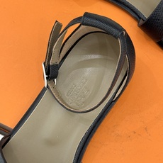 (配原版飞机盒) Hermès/爱马仕经典H型 平底凉鞋 标志性的“H”元素 以剪裁呈现 Epsom牛皮细腻又挺括 平 (配原版飞机盒) Hermès/爱马仕经典H型 平底凉鞋 标志性的“H”元素 以剪裁呈现 Epsom牛皮细腻又挺括 平