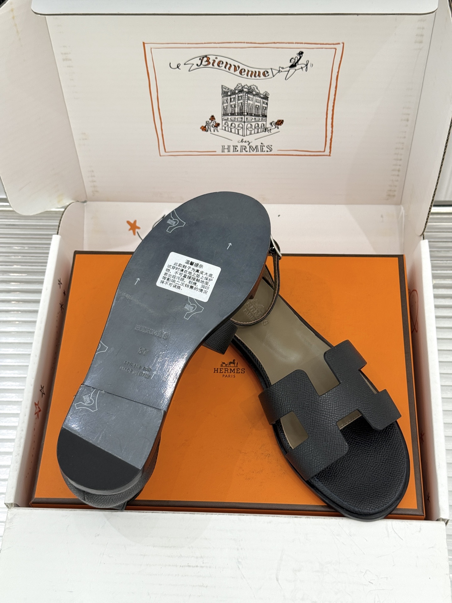 (配原版飞机盒) Hermès/爱马仕经典H型 平底凉鞋 标志性的“H”元素 以剪裁呈现 Epsom牛皮细腻又挺括 平 (配原版飞机盒) Hermès/爱马仕经典H型 平底凉鞋 标志性的“H”元素 以剪裁呈现 Epsom牛皮细腻又挺括 平