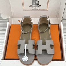 (配原版飞机盒) Hermès/爱马仕经典H型 平底凉鞋 标志性的“H”元素 以剪裁呈现 Epsom牛皮细腻又挺括 平 (配原版飞机盒) Hermès/爱马仕经典H型 平底凉鞋 标志性的“H”元素 以剪裁呈现 Epsom牛皮细腻又挺括 平