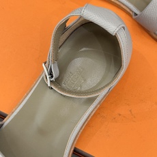 (配原版飞机盒) Hermès/爱马仕经典H型 平底凉鞋 标志性的“H”元素 以剪裁呈现 Epsom牛皮细腻又挺括 平 (配原版飞机盒) Hermès/爱马仕经典H型 平底凉鞋 标志性的“H”元素 以剪裁呈现 Epsom牛皮细腻又挺括 平