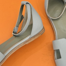 (配原版飞机盒) Hermès/爱马仕经典H型 平底凉鞋 标志性的“H”元素 以剪裁呈现 Epsom牛皮细腻又挺括 平 (配原版飞机盒) Hermès/爱马仕经典H型 平底凉鞋 标志性的“H”元素 以剪裁呈现 Epsom牛皮细腻又挺括 平