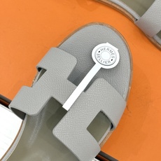 (配原版飞机盒) Hermès/爱马仕经典H型 平底凉鞋 标志性的“H”元素 以剪裁呈现 Epsom牛皮细腻又挺括 平 (配原版飞机盒) Hermès/爱马仕经典H型 平底凉鞋 标志性的“H”元素 以剪裁呈现 Epsom牛皮细腻又挺括 平