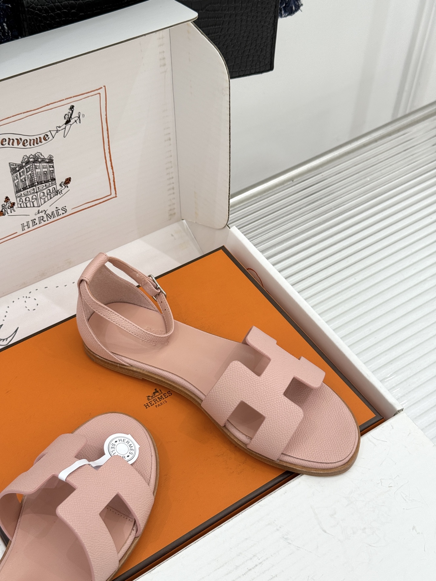 （配原版飞机盒） Hermès/爱马仕经典H型 平底凉鞋 标志性的“H”元素  以剪裁呈现 Epsom牛皮细腻又挺括 平