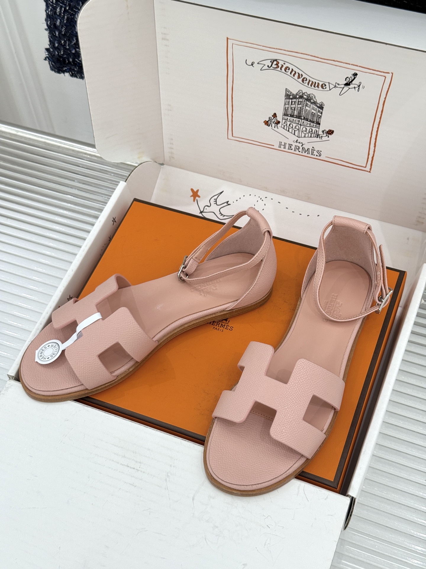 （配原版飞机盒） Hermès/爱马仕经典H型 平底凉鞋 标志性的“H”元素  以剪裁呈现 Epsom牛皮细腻又挺括 平