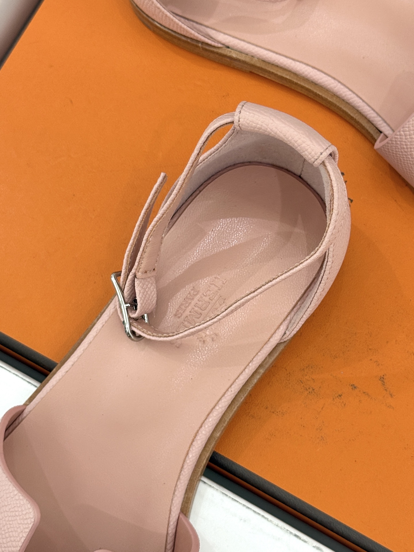 （配原版飞机盒） Hermès/爱马仕经典H型 平底凉鞋 标志性的“H”元素  以剪裁呈现 Epsom牛皮细腻又挺括 平