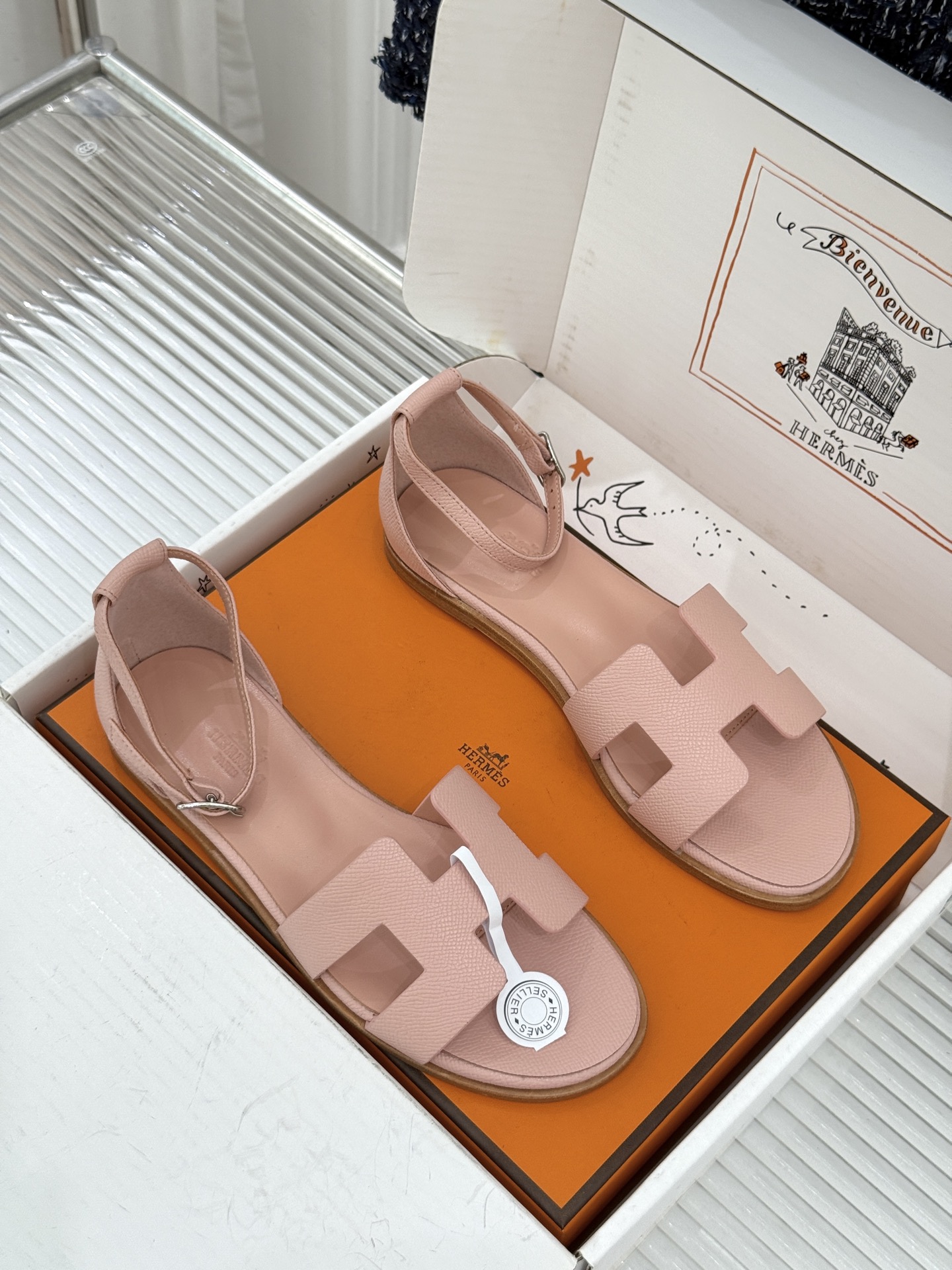 （配原版飞机盒） Hermès/爱马仕经典H型 平底凉鞋 标志性的“H”元素  以剪裁呈现 Epsom牛皮细腻又挺括 平