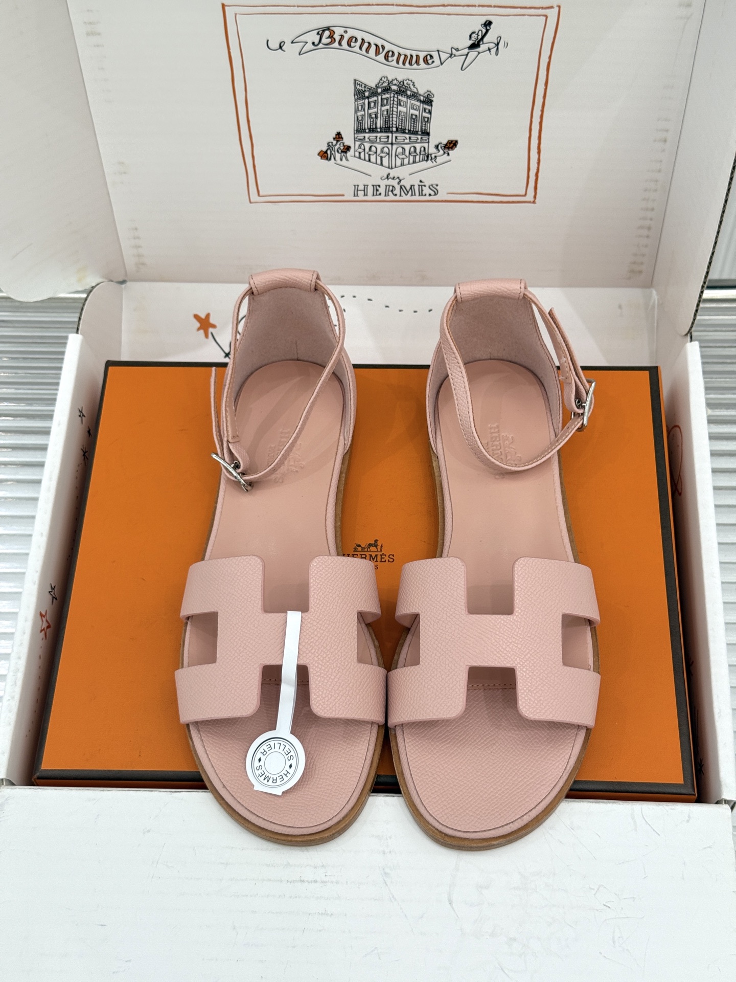 （配原版飞机盒） Hermès/爱马仕经典H型 平底凉鞋 标志性的“H”元素  以剪裁呈现 Epsom牛皮细腻又挺括 平