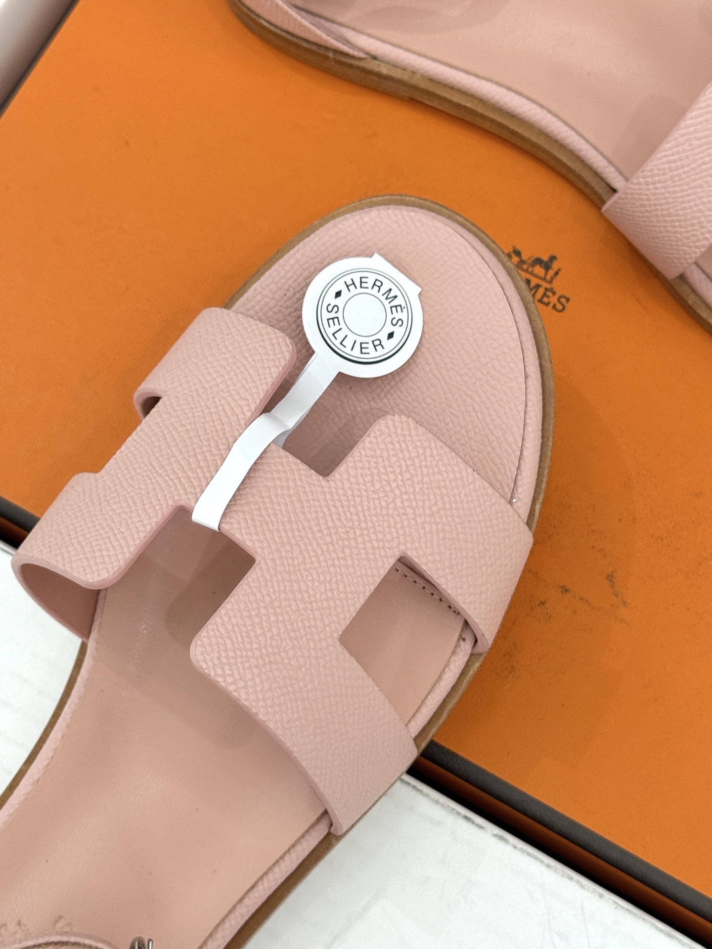 （配原版飞机盒） Hermès/爱马仕经典H型 平底凉鞋 标志性的“H”元素  以剪裁呈现 Epsom牛皮细腻又挺括 平