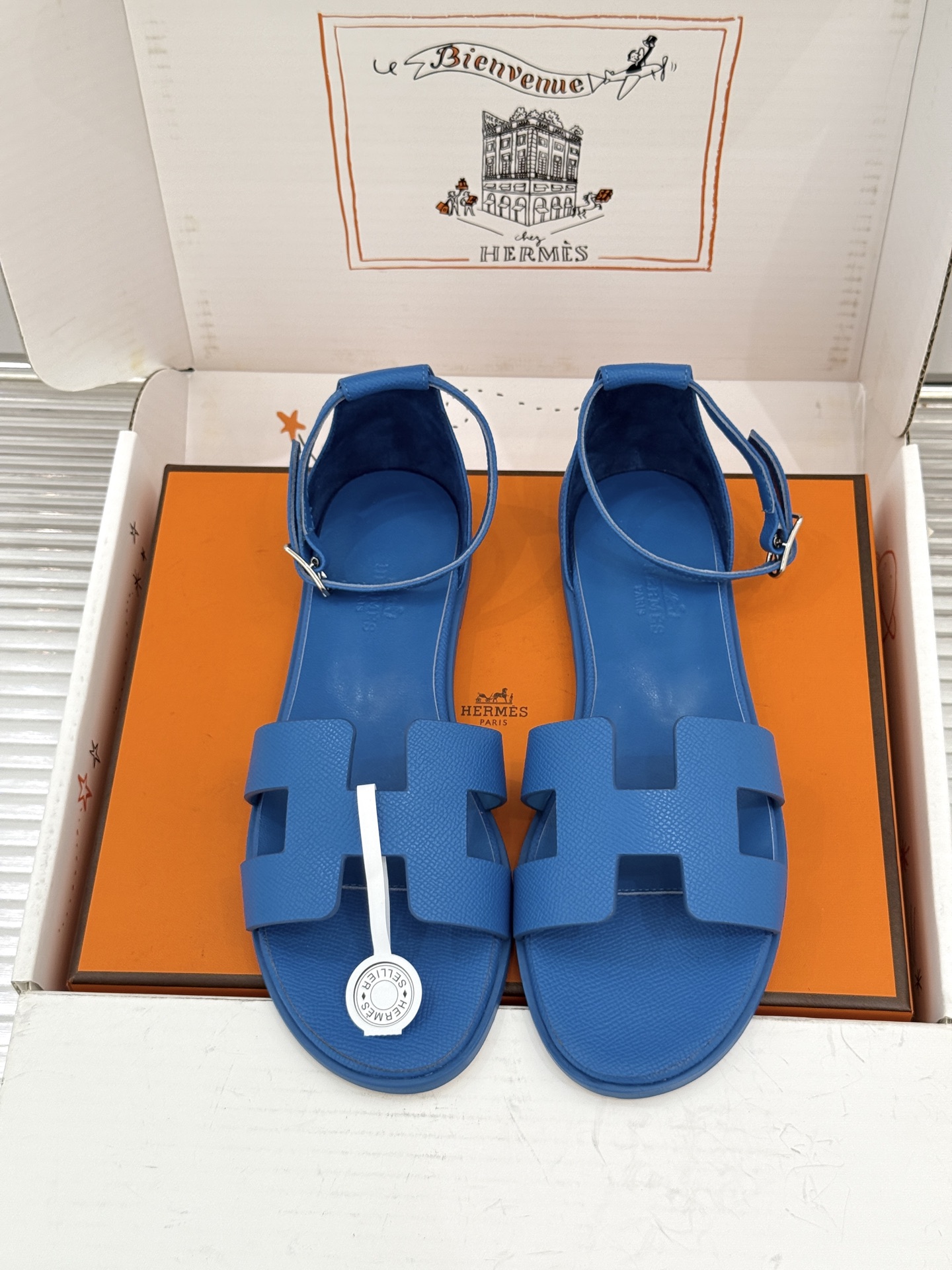 (配原版飞机盒) Hermès/爱马仕经典H型 平底凉鞋 标志性的“H”元素 以剪裁呈现 Epsom牛皮细腻又挺括 平 (配原版飞机盒) Hermès/爱马仕经典H型 平底凉鞋 标志性的“H”元素 以剪裁呈现 Epsom牛皮细腻又挺括 平