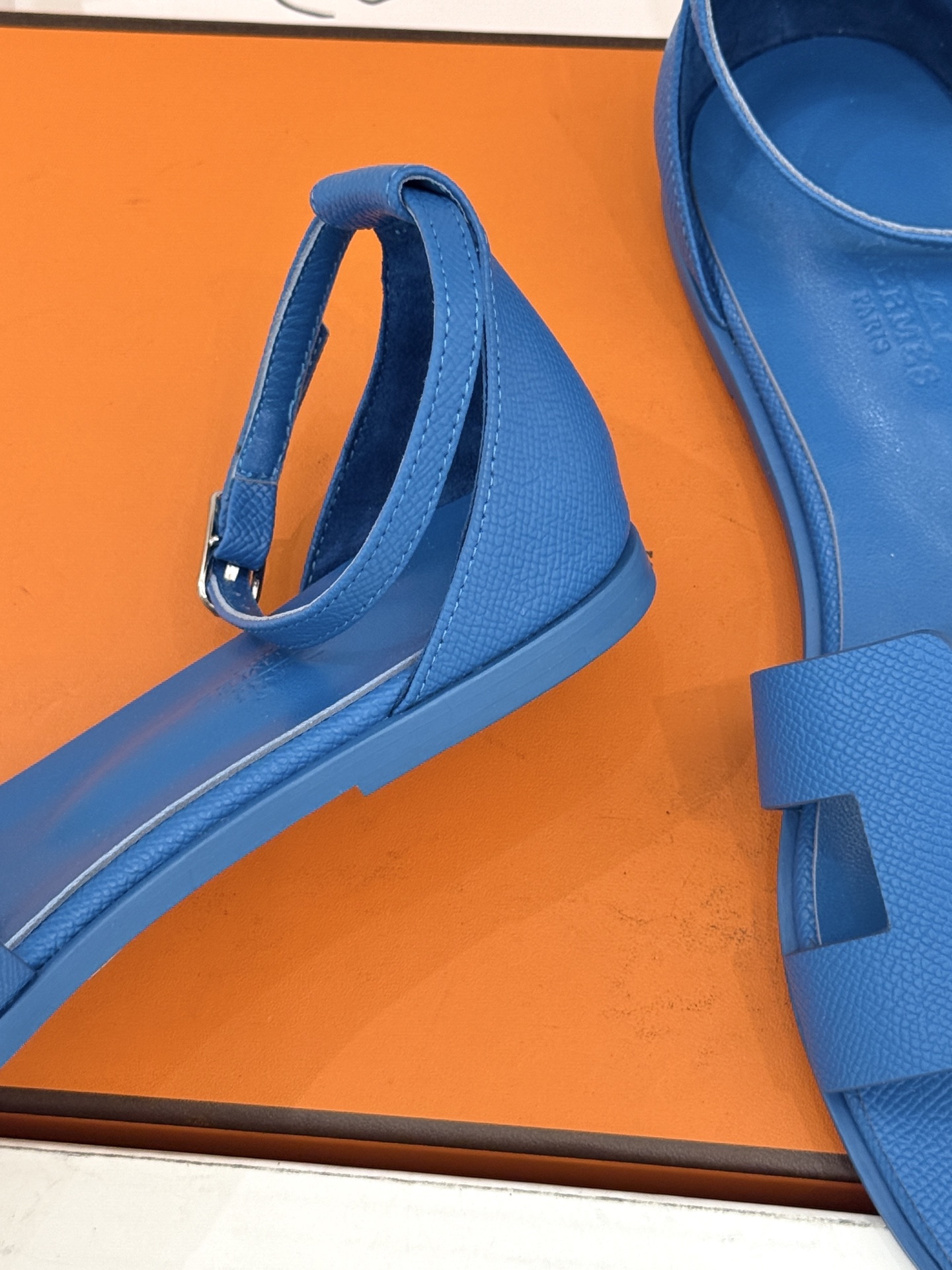 (配原版飞机盒) Hermès/爱马仕经典H型 平底凉鞋 标志性的“H”元素 以剪裁呈现 Epsom牛皮细腻又挺括 平 (配原版飞机盒) Hermès/爱马仕经典H型 平底凉鞋 标志性的“H”元素 以剪裁呈现 Epsom牛皮细腻又挺括 平