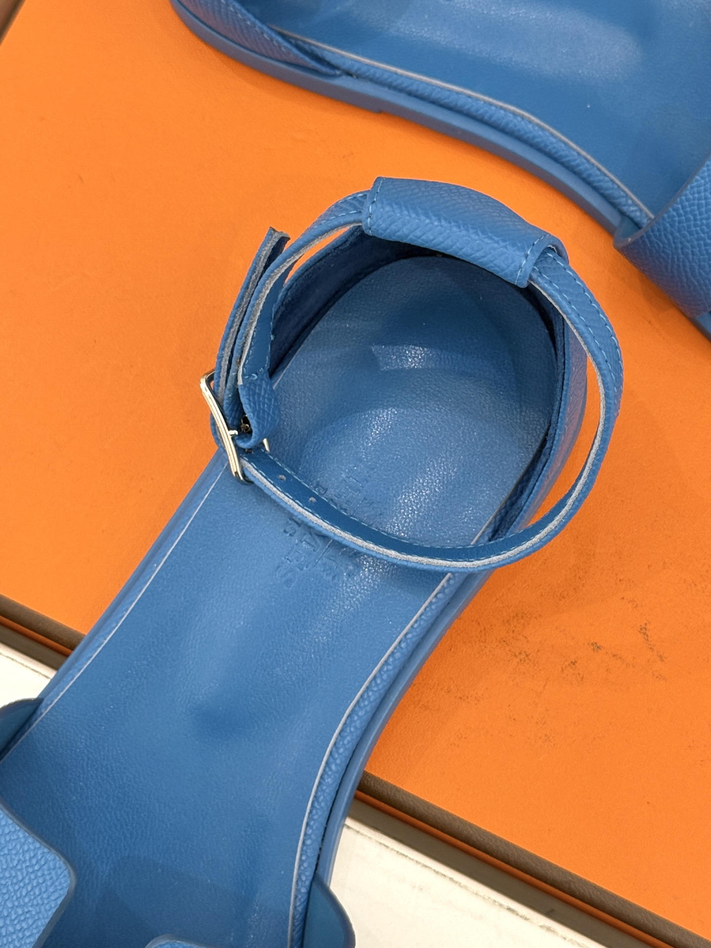 (配原版飞机盒) Hermès/爱马仕经典H型 平底凉鞋 标志性的“H”元素 以剪裁呈现 Epsom牛皮细腻又挺括 平 (配原版飞机盒) Hermès/爱马仕经典H型 平底凉鞋 标志性的“H”元素 以剪裁呈现 Epsom牛皮细腻又挺括 平