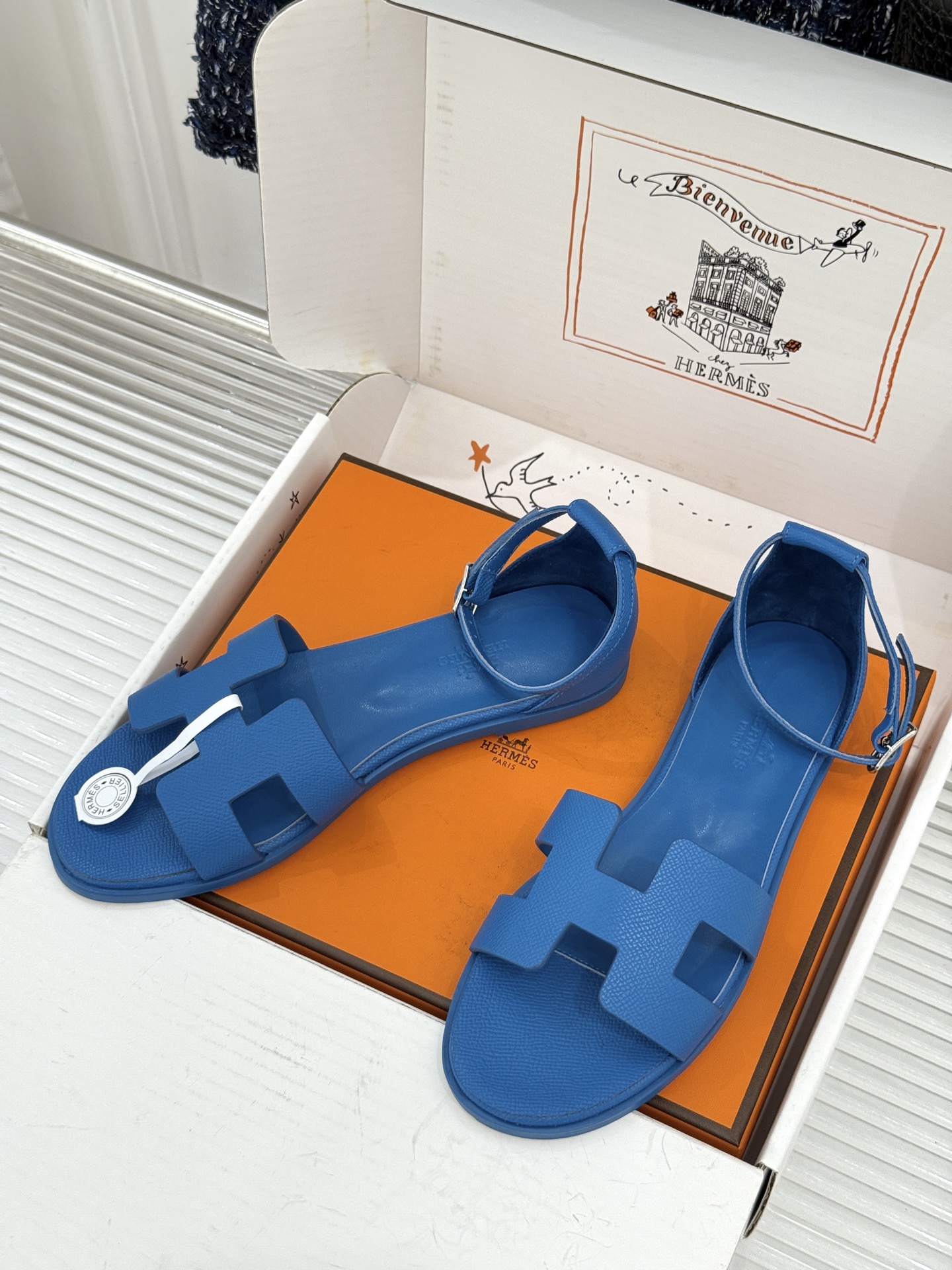 (配原版飞机盒) Hermès/爱马仕经典H型 平底凉鞋 标志性的“H”元素 以剪裁呈现 Epsom牛皮细腻又挺括 平 (配原版飞机盒) Hermès/爱马仕经典H型 平底凉鞋 标志性的“H”元素 以剪裁呈现 Epsom牛皮细腻又挺括 平