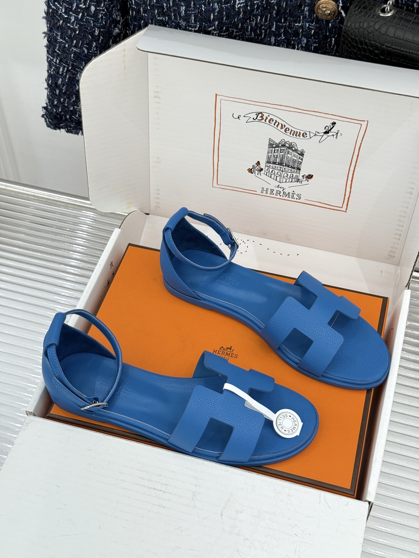 (配原版飞机盒) Hermès/爱马仕经典H型 平底凉鞋 标志性的“H”元素 以剪裁呈现 Epsom牛皮细腻又挺括 平 (配原版飞机盒) Hermès/爱马仕经典H型 平底凉鞋 标志性的“H”元素 以剪裁呈现 Epsom牛皮细腻又挺括 平