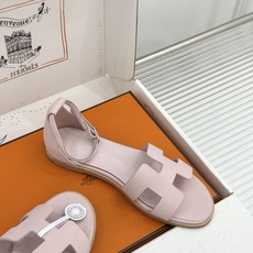 (配原版飞机盒) Hermès/爱马仕经典H型 平底凉鞋 标志性的“H”元素 以剪裁呈现 Epsom牛皮细腻又挺括 平 (配原版飞机盒) Hermès/爱马仕经典H型 平底凉鞋 标志性的“H”元素 以剪裁呈现 Epsom牛皮细腻又挺括 平