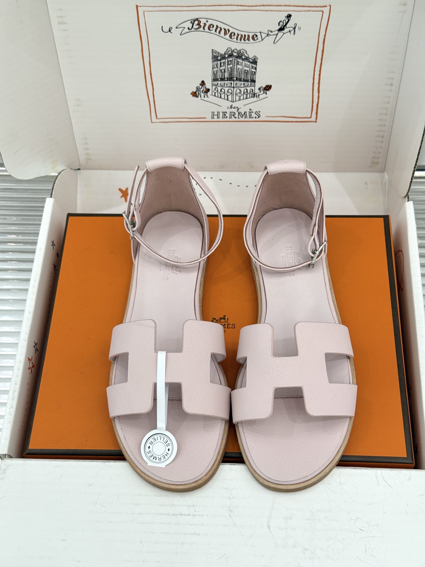 (配原版飞机盒) Hermès/爱马仕经典H型 平底凉鞋 标志性的“H”元素 以剪裁呈现 Epsom牛皮细腻又挺括 平 (配原版飞机盒) Hermès/爱马仕经典H型 平底凉鞋 标志性的“H”元素 以剪裁呈现 Epsom牛皮细腻又挺括 平